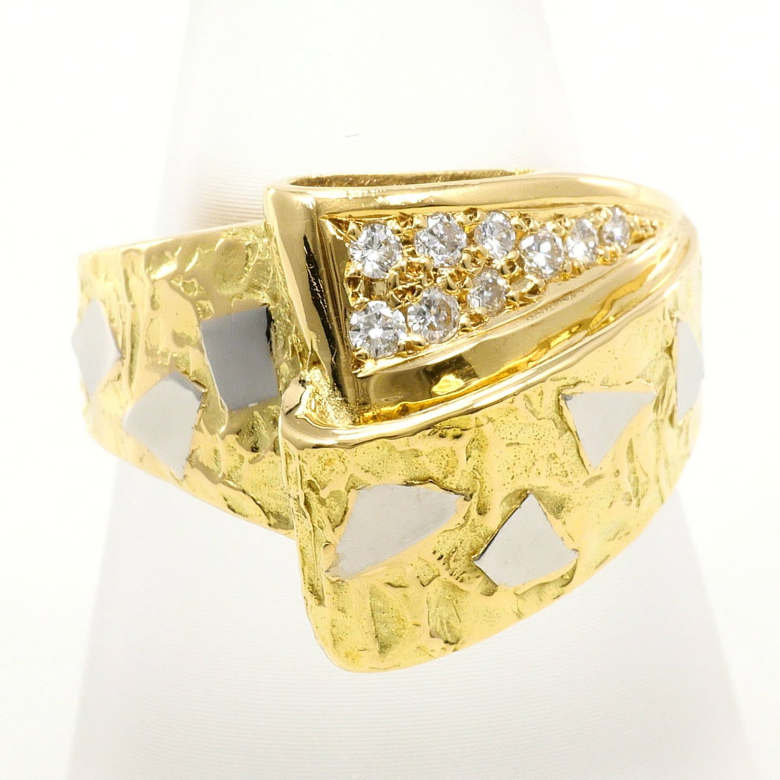 Band Ring Platinum 900 Yellow Gold (18K): Band Ring Platinum 900 Yellow Gold (18K) Platinum 900 Yellow Gold (18K) band ring features a 0.16 carat diamond, set in a high-quality 18K gold and platinum alloy. The ring is a size 6.5 and has a