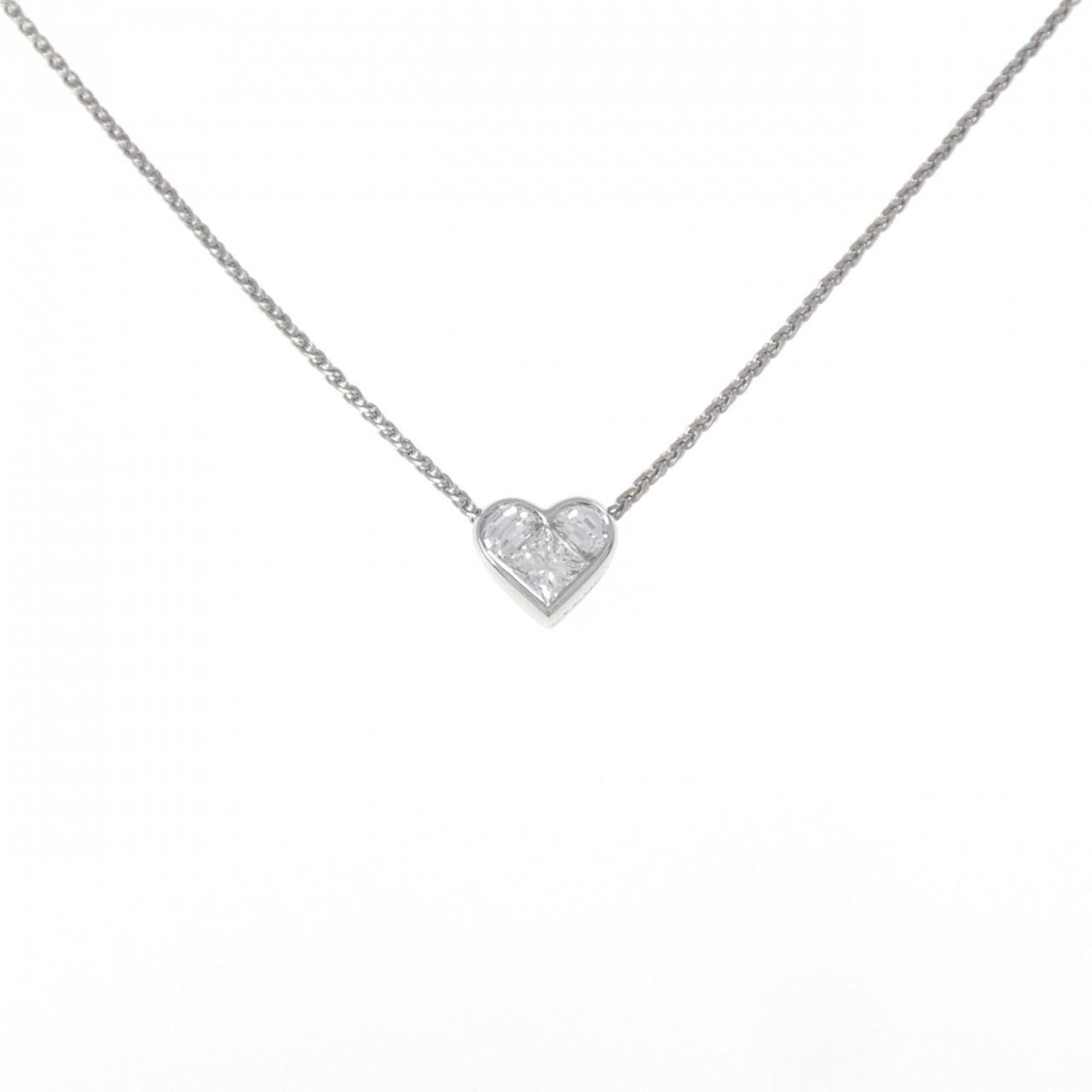 BVLGARI White Gold (18K): BVLGARI White Gold (18K) BVLGARI White Gold (18K) Necklace features a 4.3g diamond pendant, set in a 42 cm white gold necklace. The 7.4mm x 8.3mm pendant is made of 18K white gold and is in very good