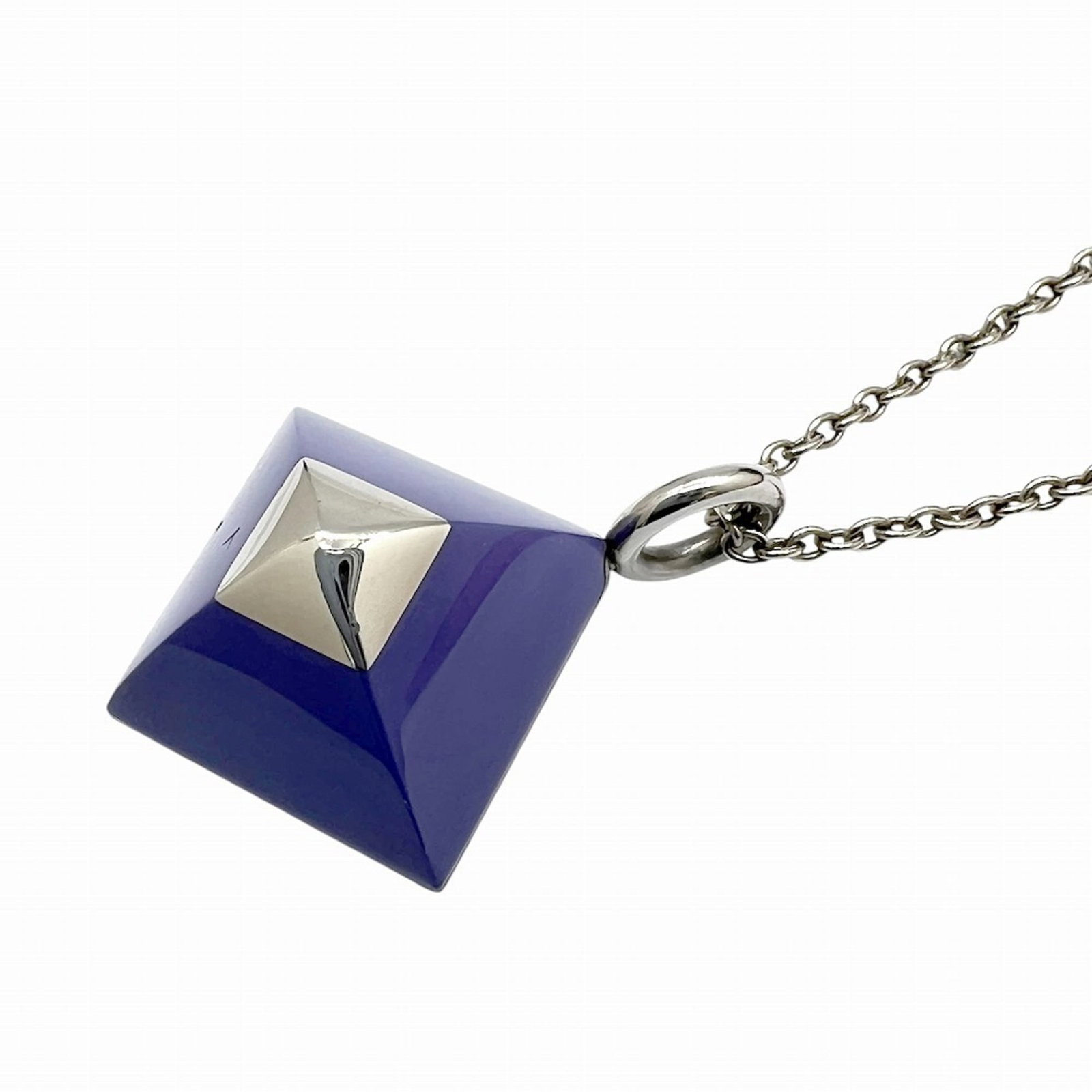 HERMES Metal Purple Silver: HERMES Metal Purple Silver The HERMES Metal Purple Silver necklace features a beautiful, 17mm x 17mm pendant with a rich purple and silver finish, set against a metal background. This gently used neck