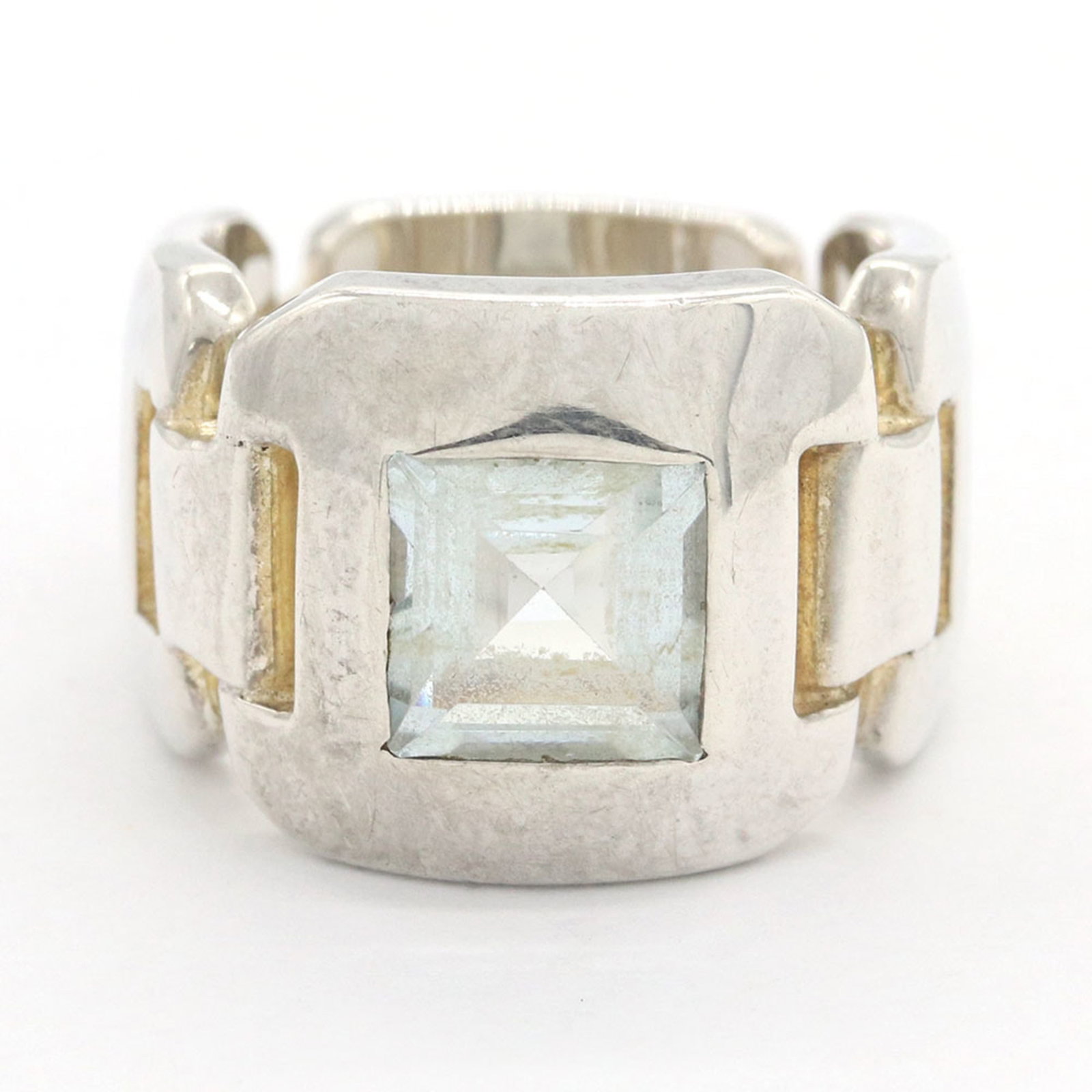 HERMES Sterling Silver 925: HERMES Sterling Silver 925 Sterling silver 925 HERMES Country of Origin: Japan. This HERMES sterling silver 925 features a beautiful silver finish and bears a signature, a notable detail of its