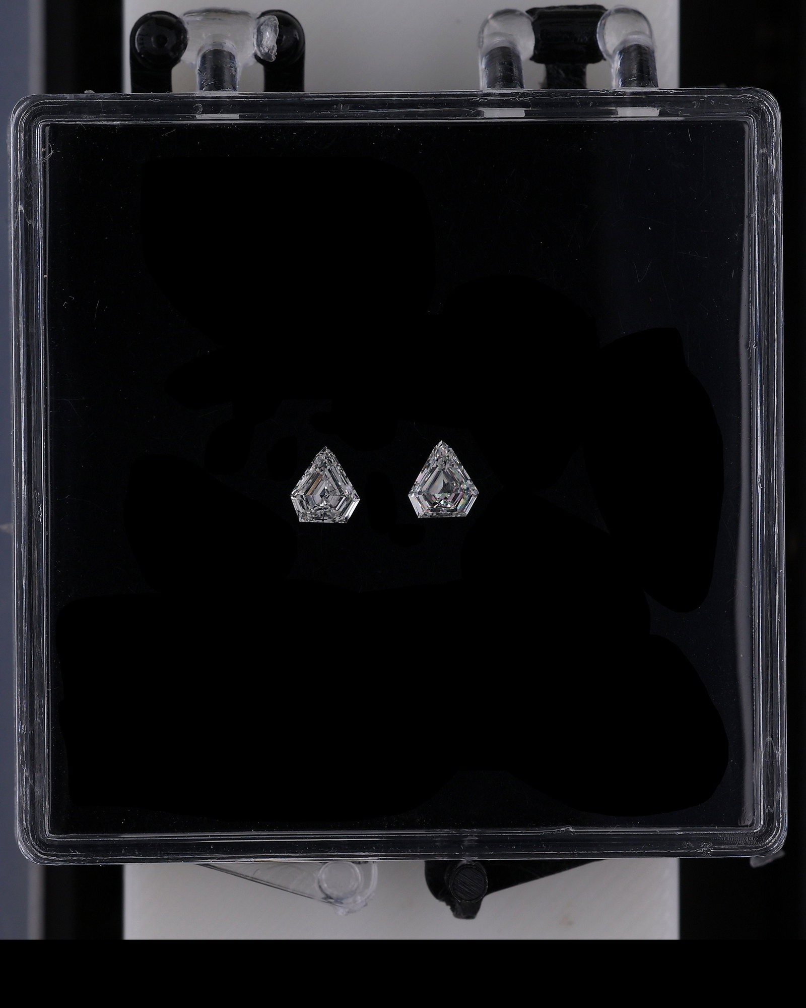 IGI Shield 0.13ct G VVS1 - Loose Natural Diamond: IGI Shield 0.13ct G VVS1 - Loose Natural Diamond The IGI Shield 0.13ct G VVS1 diamond boasts exceptional clarity and color, with a VVS1 clarity grade and a G color that shines bright. Measuring 3.95L