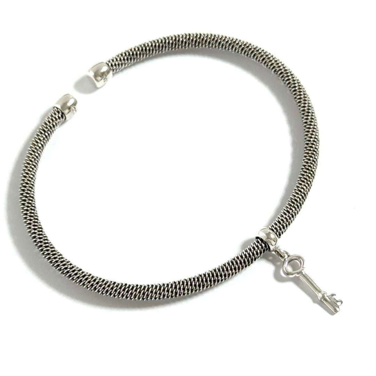 TIFFANY Bangle Silver 925: TIFFANY Bangle Silver 925 Silver 925 bangle from Tiffany, crafted in Italy, features a classic design that adds a touch of elegance to any outfit. The bangle measures 16cm in length and comes with a b