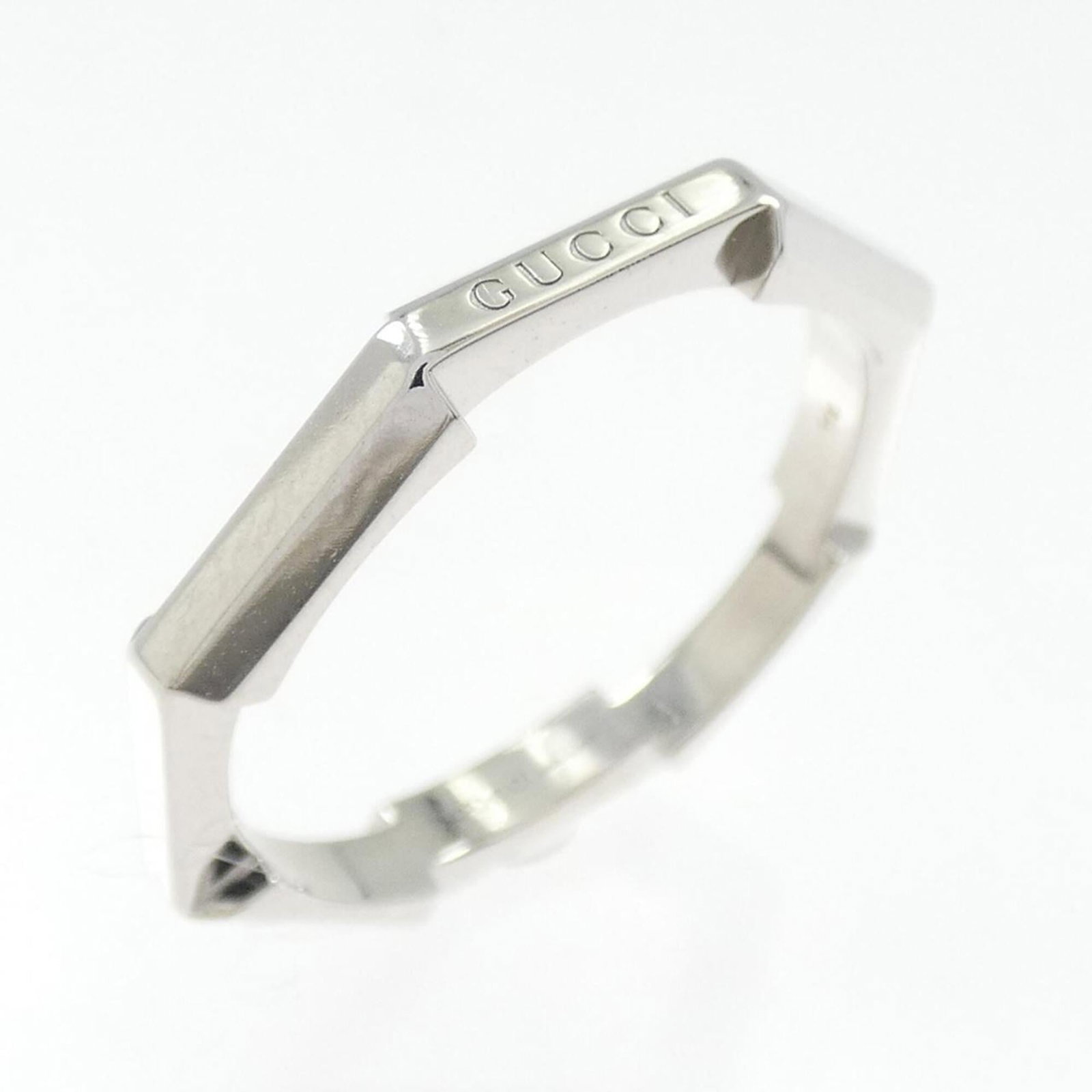 GUCCI Band Ring White Gold (18K): GUCCI Band Ring White Gold (18K) White gold (18K) band ring from Gucci, featuring a classic design. The ring is in very good condition, with minor signs of wear and small scratches or light marks
