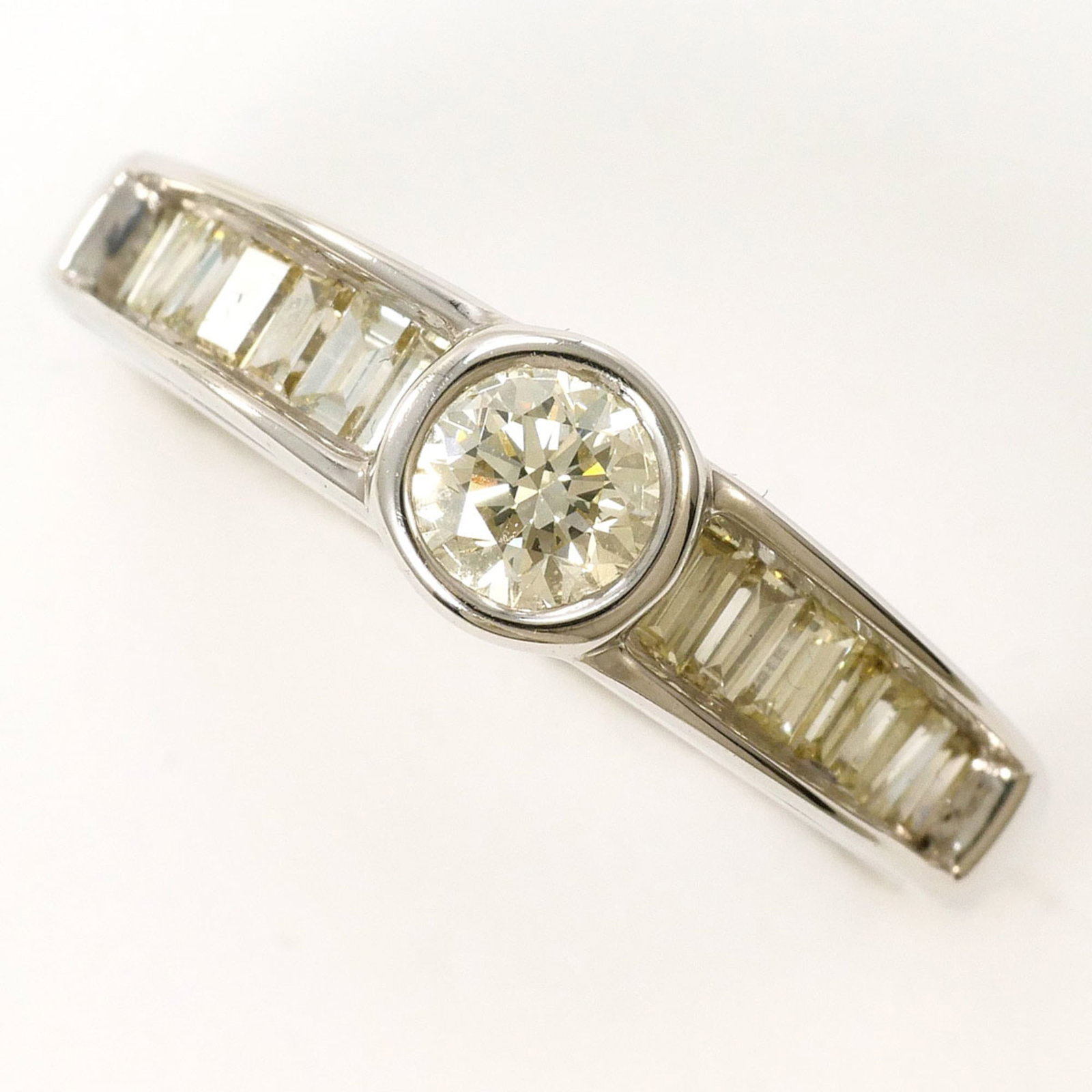 Band Ring White Gold (18K): Band Ring White Gold (18K) White gold band ring with a 0.70ct diamond, crafted from 18K metal, offering a sleek and elegant design. This 4.5 US size ring boasts a 5mm width and weighs 3g, making it a 