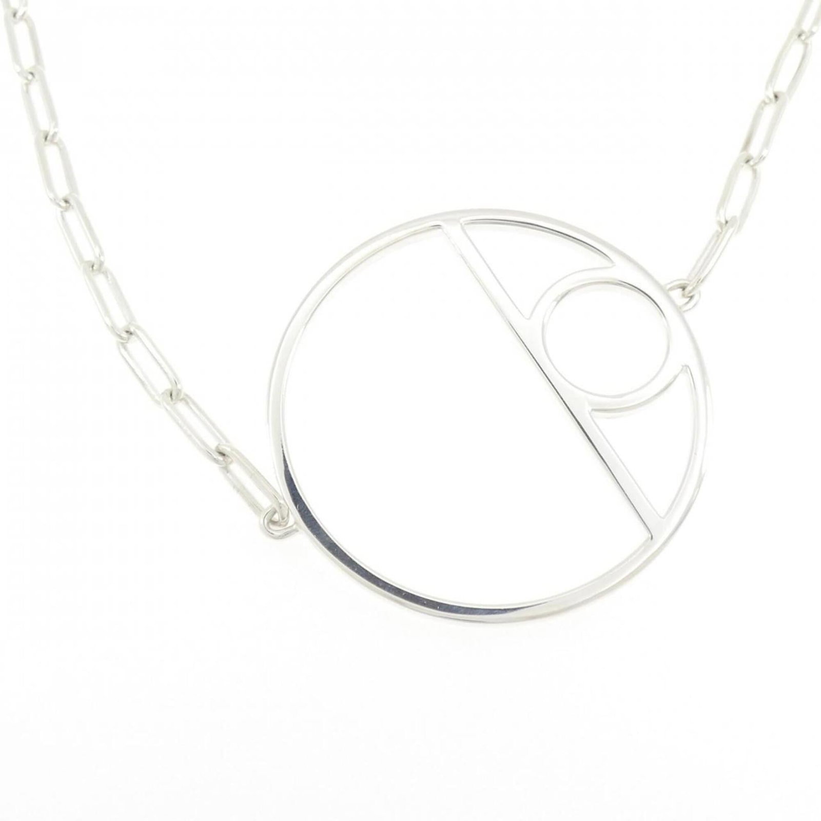 HERMES Silver 925: HERMES Silver 925 Silver 925 from the iconic French fashion house, featuring a sleek and sophisticated design. This gently used necklace boasts a 54.8mm pendant and adjustable neck circumference of