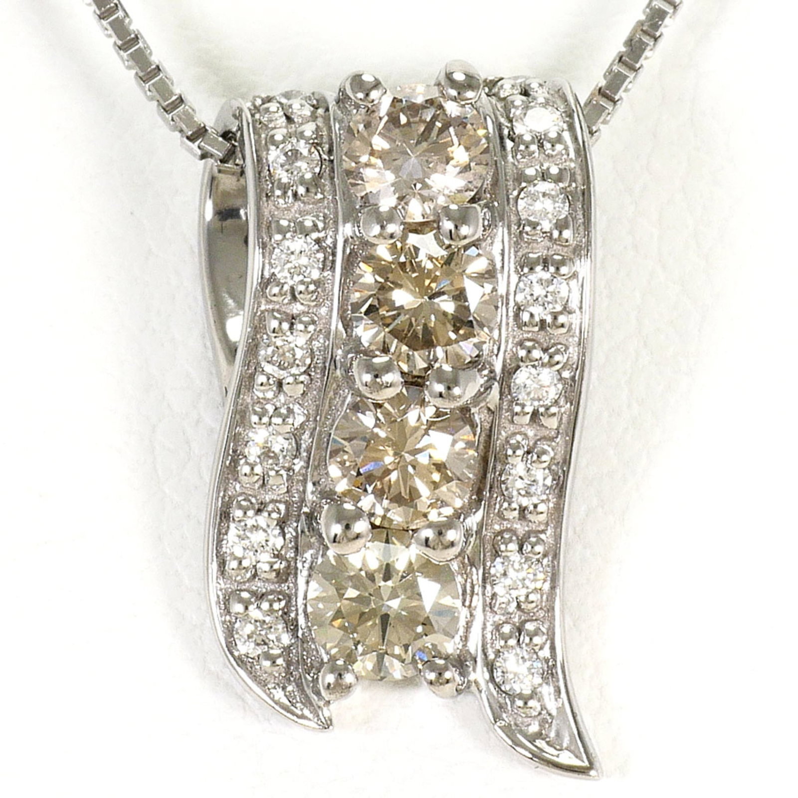 White Gold (18K): White Gold (18K) White gold (18K) necklace with a 5.1g diamond pendant, featuring a 16mm x 10mm pendant and a 45 cm chain, in excellent condition with no visible wear. This necklace is made from 18K