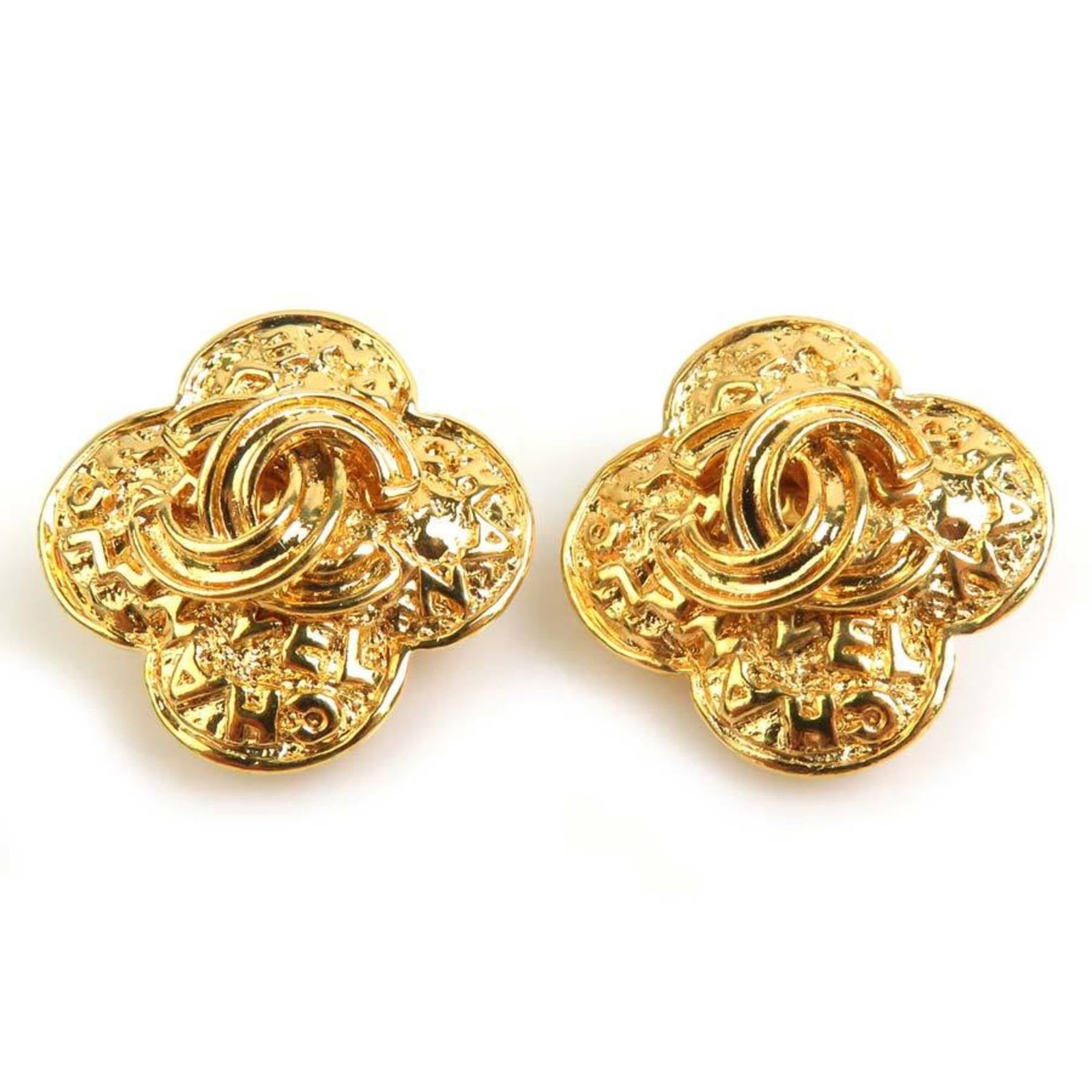 CHANEL Metal Gold: CHANEL Metal Gold Metal Gold CHANEL features a 26.00mm x 26.00mm stone, crafted from metal and presented in gold. The item is accompanied by a box and is in good used condition with visible scratches,