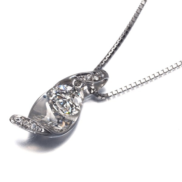 Diamond 0.53Ct Drop Necklace 18K 750 White Gold: Diamond 0.53Ct Drop Necklace 18K 750 White Gold 18k white gold pendant drops elegantly from an adjustable 45cm chain, showcasing a natural 0.53ct diamond centre stone. The pendant itself measures