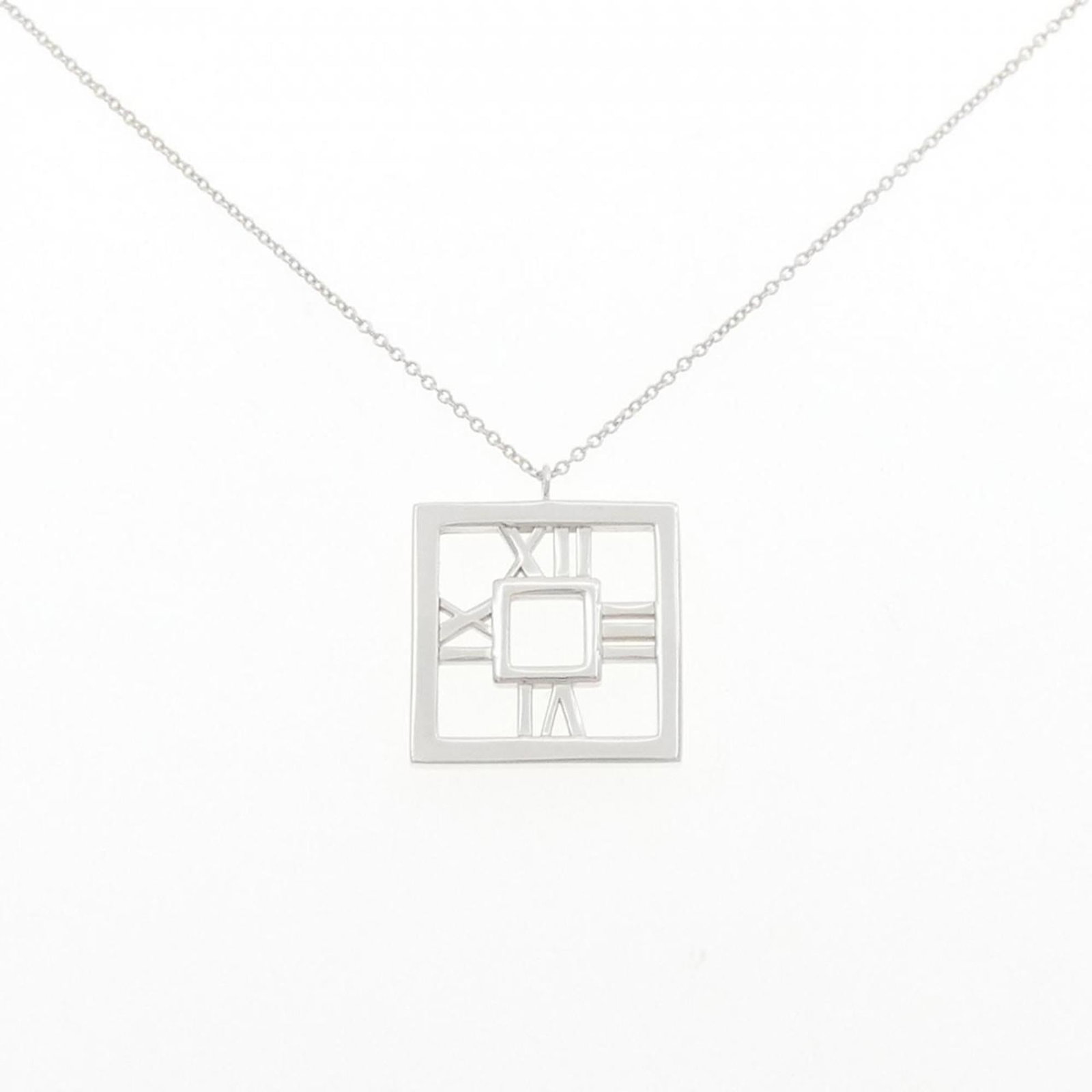 TIFFANY Silver 925: TIFFANY Silver 925 Silver 925 pendant from Tiffany, featuring a sleek and modern design, measures 18.5mm x 18.5mm and is set against a 41cm chain. The pendant itself is made of high-quality silver and