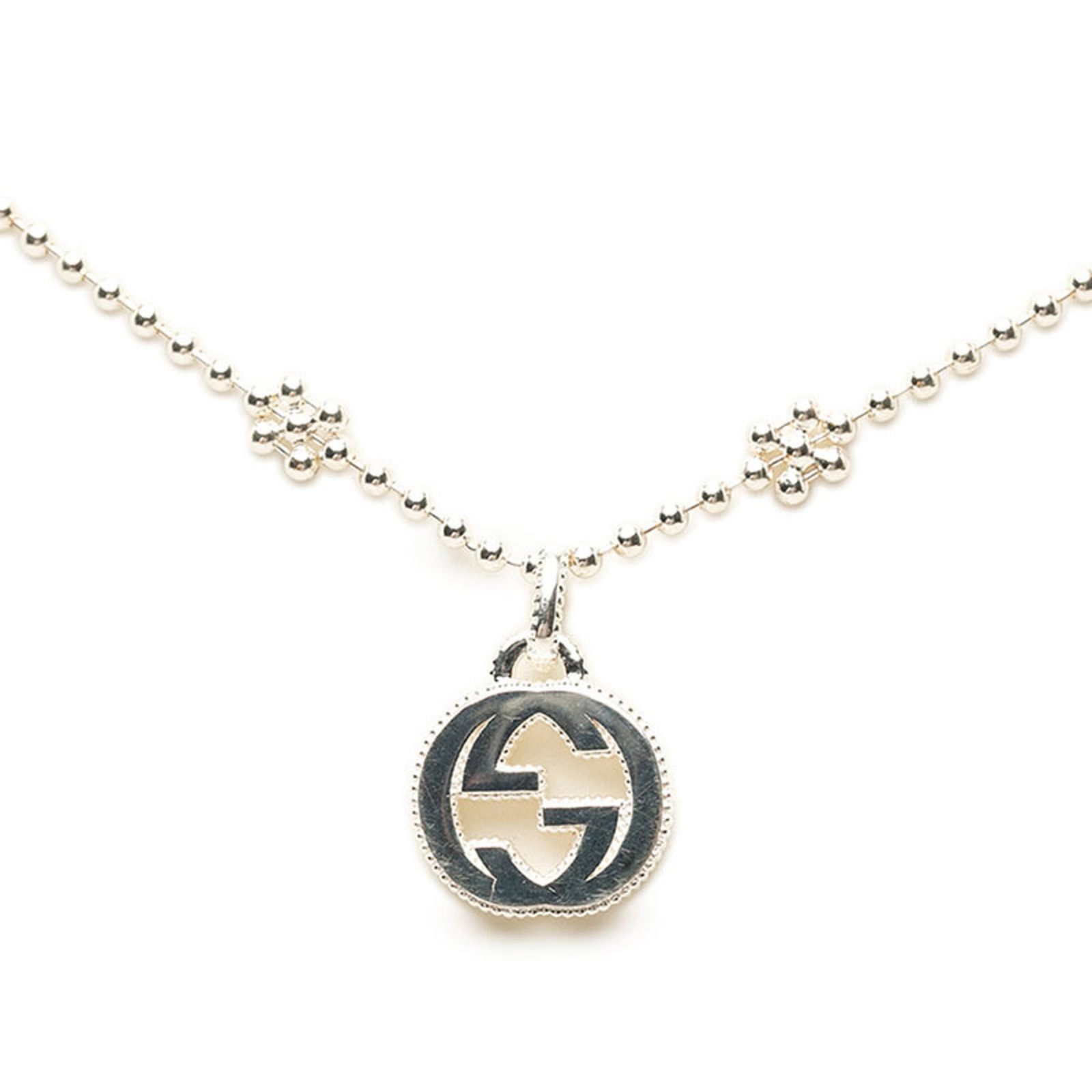 GUCCI Silver 925: GUCCI Silver 925 Silver 925 pendant from Gucci, featuring a 14.5mm x 13.1mm design, presented on a 41 cm chain. The necklace bears minor signs of wear, with small scratches or light marks, but remains