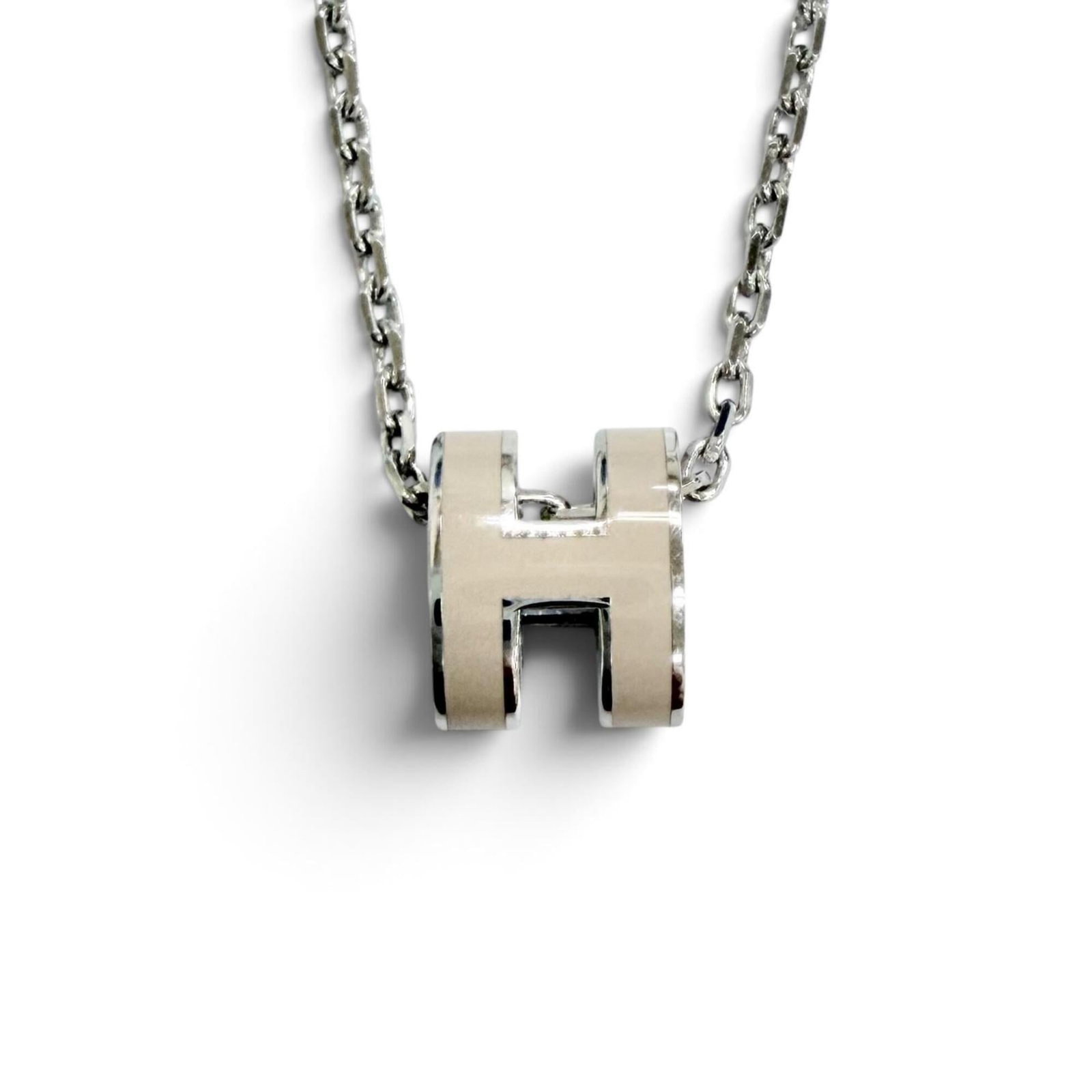 HERMES France Necklace: HERMES France Necklace The Hermes France Necklace is a stunning piece, featuring a 9mm x 7mm pendant with a 40.2 cm / 15.82'' chain, designed with a classic look that exudes elegance. Made from