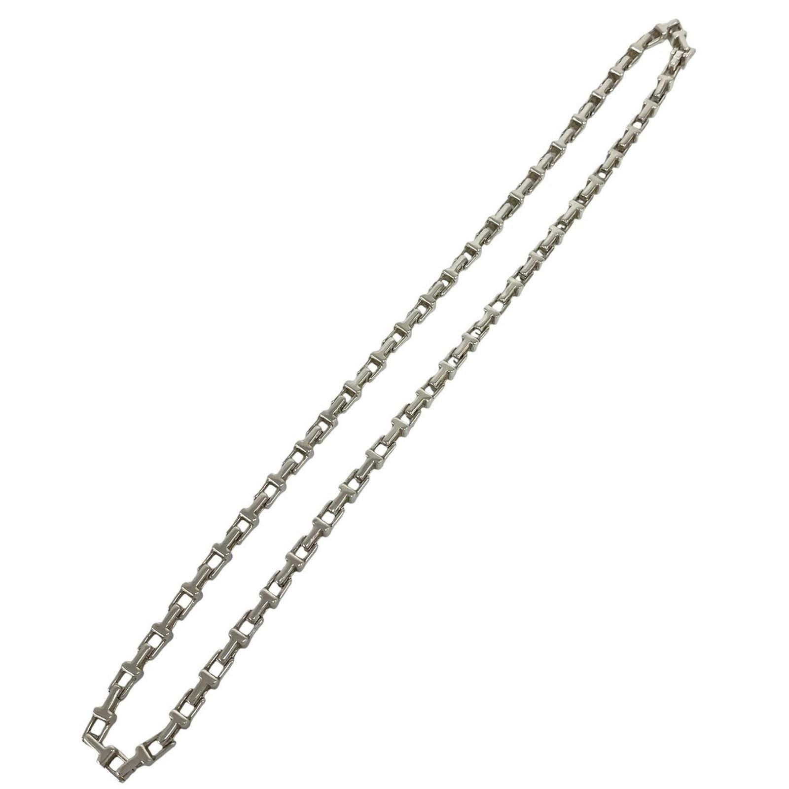 TIFFANY Silver 925: TIFFANY Silver 925 Silver 925 Tiffany Necklace with Visible Wear. This silver necklace features a 52 cm circumference and is made from high-quality silver 925 material. The necklace bears a visible si