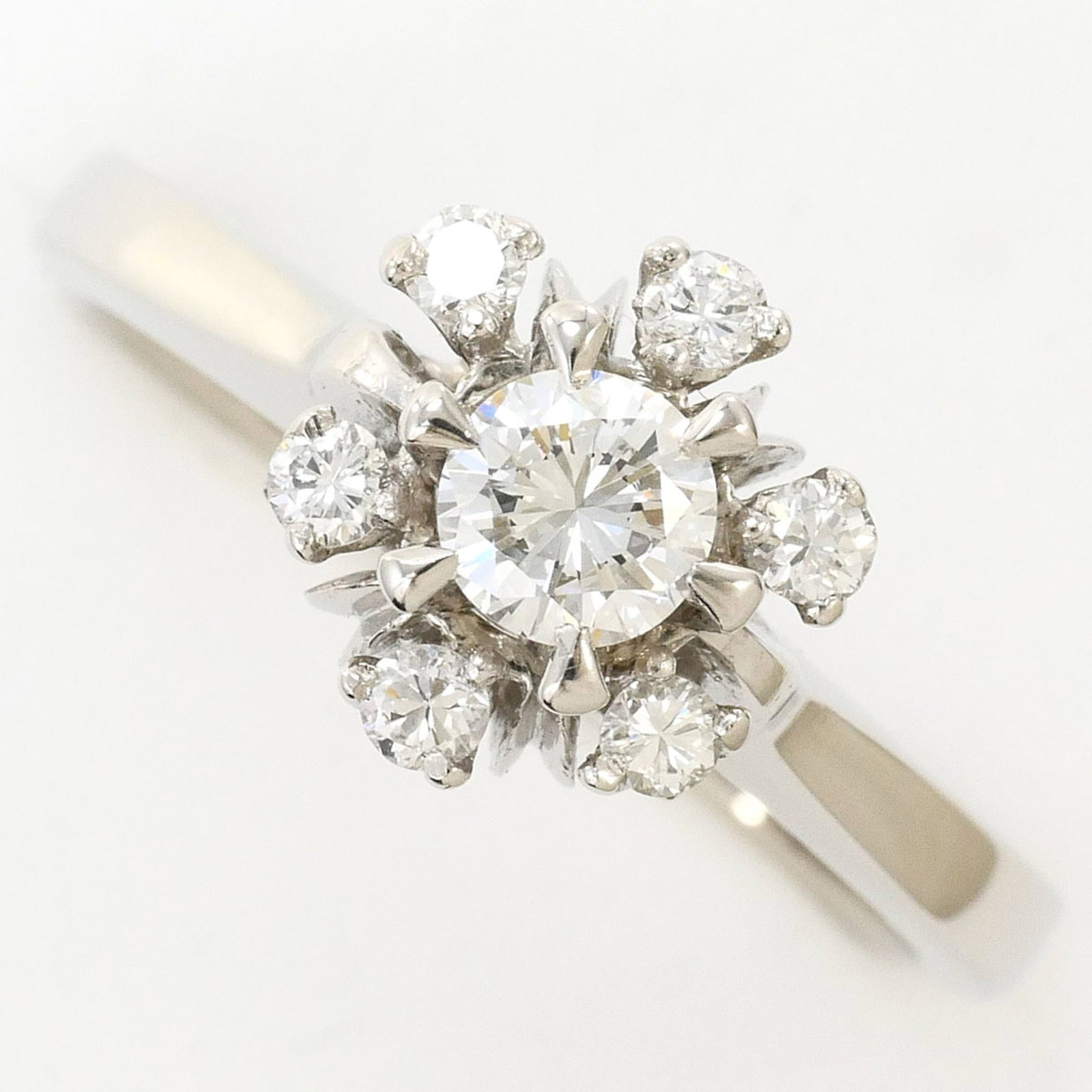 Band Ring Platinum 900: Band Ring Platinum 900 Platinum 900 band ring boasts a striking 0.49 carat diamond, set in a sleek platinum band with a US size 7 fit. The ring's 10mm width and 6.2g weight make it a substantial