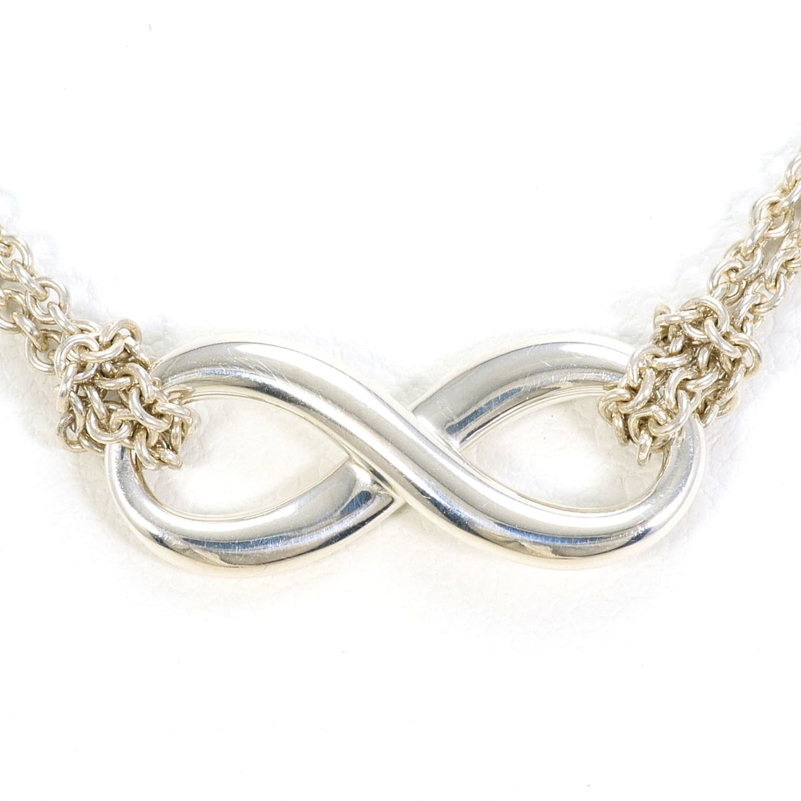 TIFFANY Silver 925: TIFFANY Silver 925 Tiffany's iconic silver necklace, crafted from 925 sterling silver, boasts a sleek design with a 8mm x 20mm pendant that adds a touch of sophistication to any outfit. With a