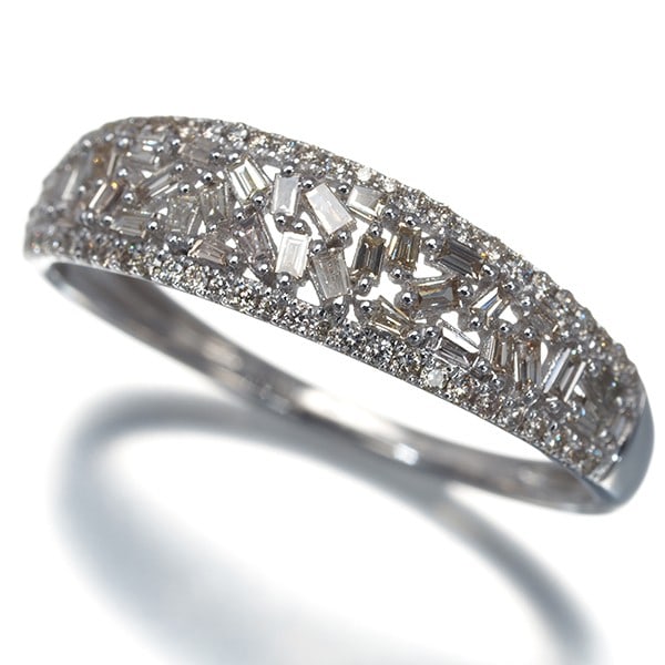 Diamond 0.45Ct Ring 18K 750 White Gold: Diamond 0.45Ct Ring 18K 750 White Gold 18k white gold provides a luxurious backdrop for a 0.45ct diamond, carefully set to create a stunning ring. The natural diamond's sparkle is showcased against