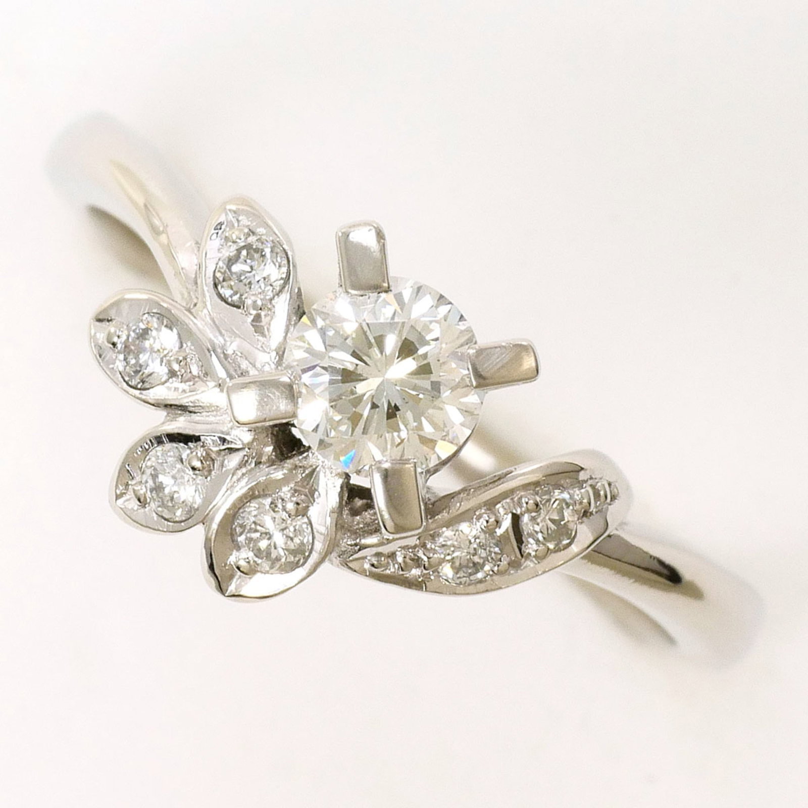 Band Ring Platinum 900: Band Ring Platinum 900 Platinum 900 band ring boasts a stunning 0.33 carat diamond, set in a sleek platinum 900 band with a US size 6 fit. The ring's 9mm width and 4.8g weight make it a substantial