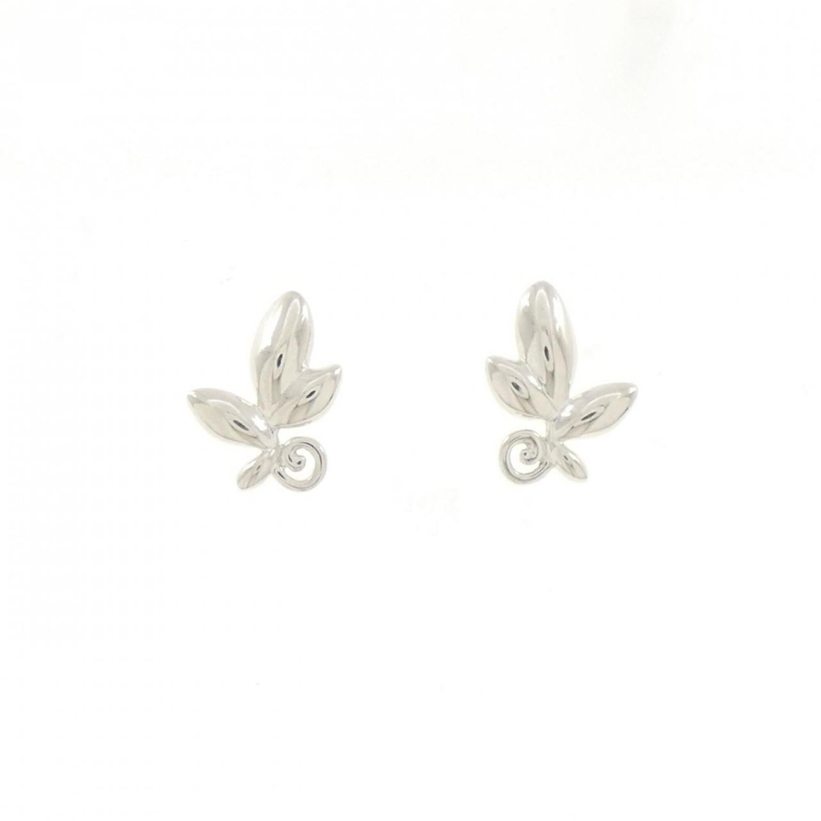 TIFFANY Stud Earrings Silver 925: TIFFANY Stud Earrings Silver 925 Silver 925 stud earrings from Tiffany, bearing a subtle presence on the ear. Made from high-quality silver, these understated earrings showcase a sleek design. In