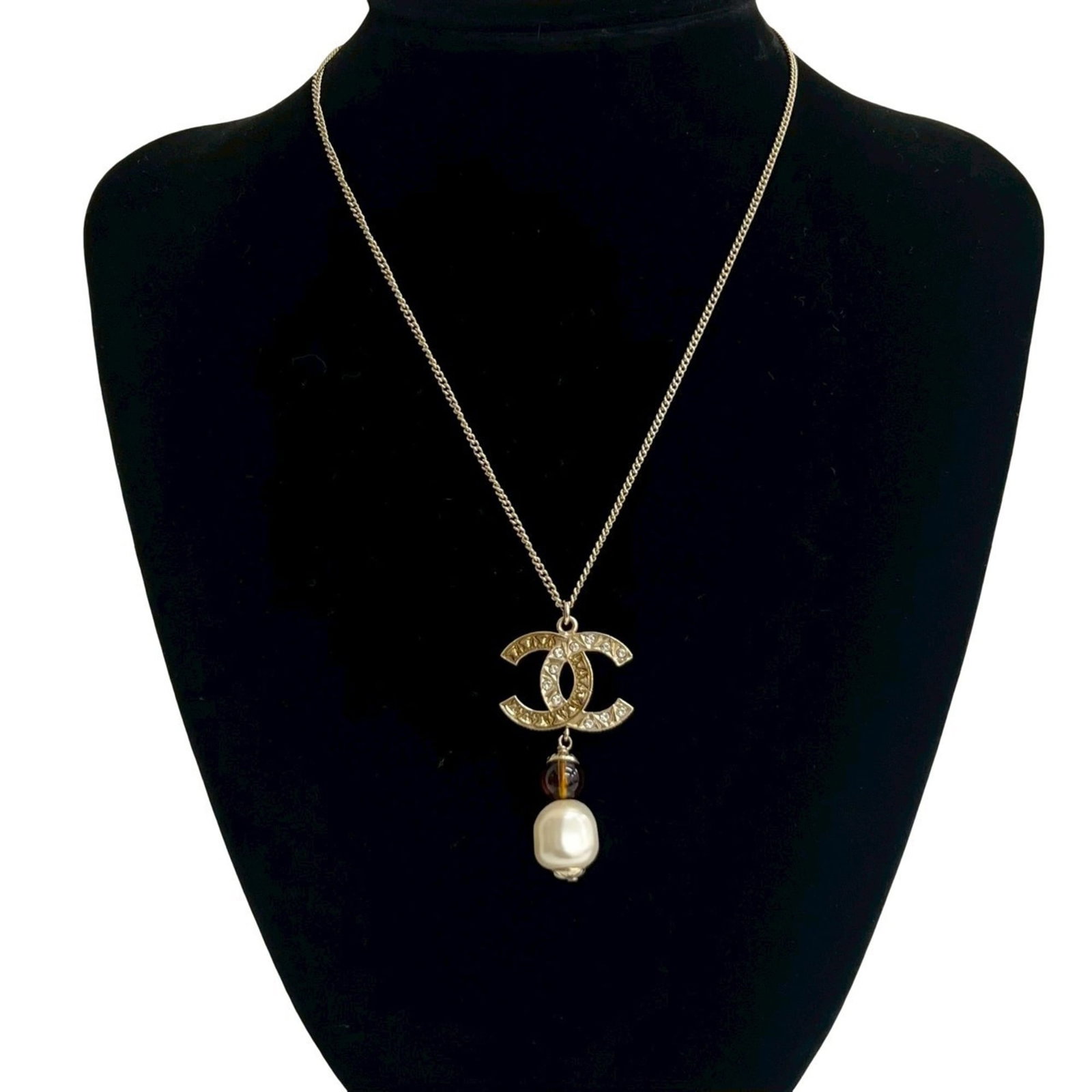 CHANEL Gold Plating: CHANEL Gold Plating Gold plating from the iconic CHANEL brand adorns this elegant necklace, featuring a rhinestone pendant and a 61 cm chain circumference. The piece boasts a 45mm x 25mm pendant size,