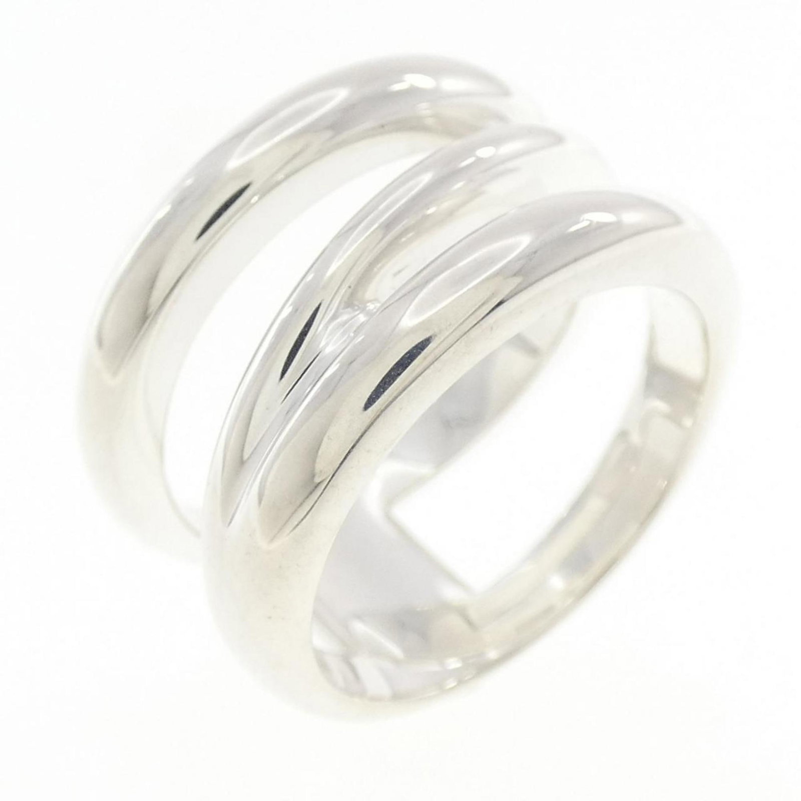 TIFFANY Band Ring Silver 925: TIFFANY Band Ring Silver 925 Silver 925 band ring from Tiffany, featuring a classic design with a subtle shine. The ring boasts a 5.5 US size and 11.7mm width, making it a comfortable fit for