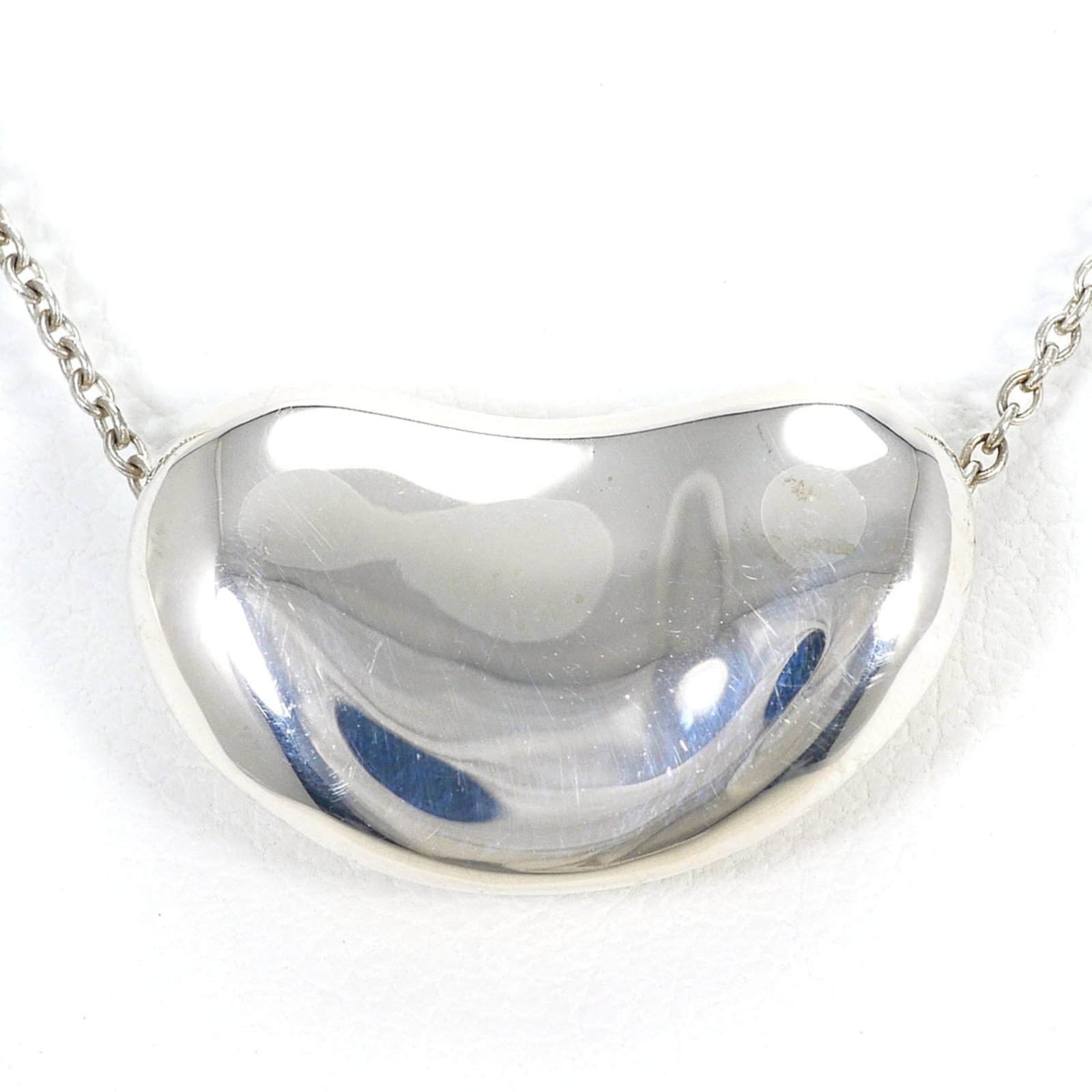TIFFANY Silver 925: TIFFANY Silver 925 Silver 925 pendant with a 12mm x 19mm design, suspended from a 41cm chain. The necklace bears a Tiffany signature and is made from high-quality silver. In excellent condition, with