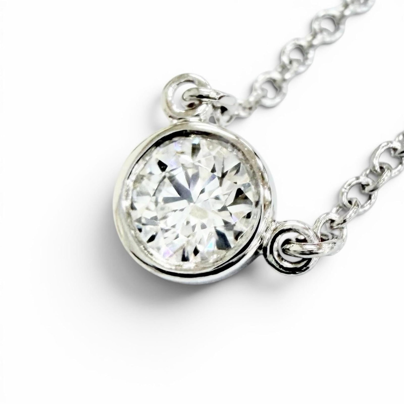 TIFFANY Platinum 950: TIFFANY Platinum 950 Tiffany's Platinum 950 necklace boasts a stunning diamond stone, set against a sleek platinum backdrop. The necklace's 37.2 cm circumference provides a comfortable fit, while its