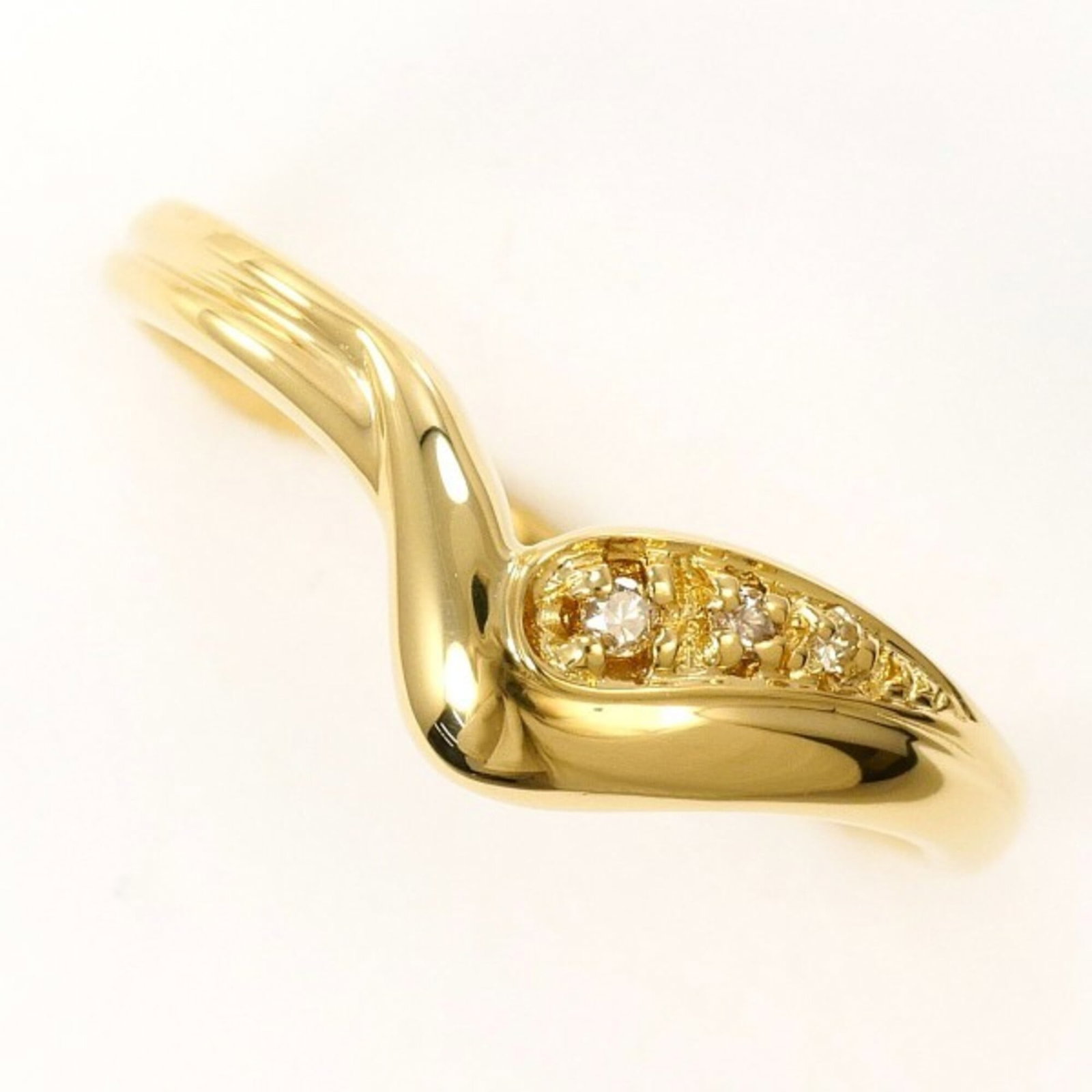 Band Ring Yellow Gold (18K): Band Ring Yellow Gold (18K) Yellow gold 18K band ring with a 0.03ct diamond, crafted from 18K gold for a luxurious touch. This 5.5 US size ring boasts a 7mm width and weighs 1.9g, making it a stylish