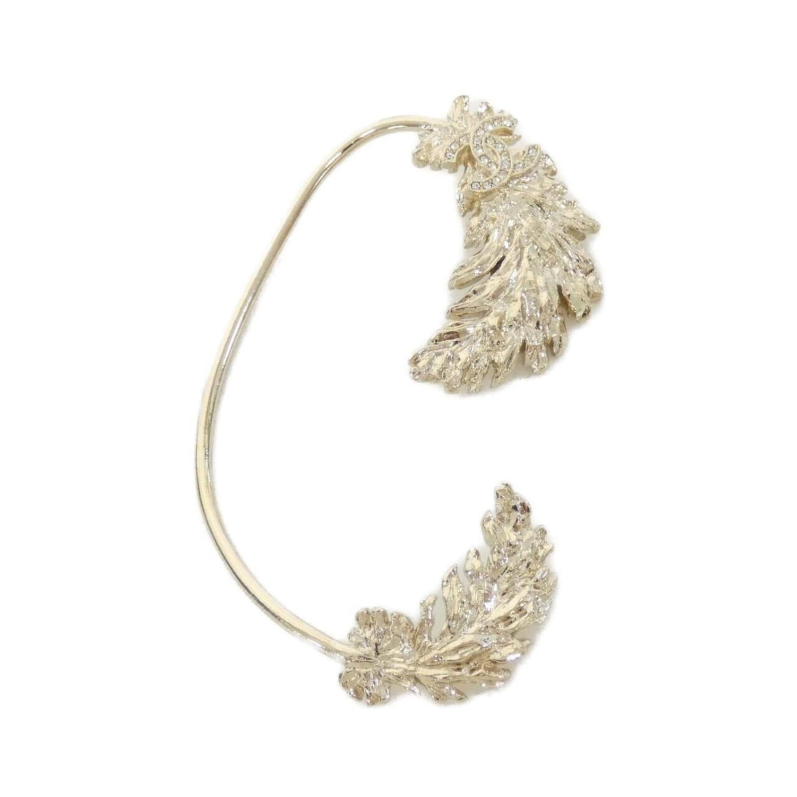 CHANEL Earcuff Clear Gold: CHANEL Earcuff Clear Gold Clear gold earcuff from the iconic CHANEL brand, featuring a sleek design that adds a touch of elegance to any outfit. Made from high-quality materials, this gently used