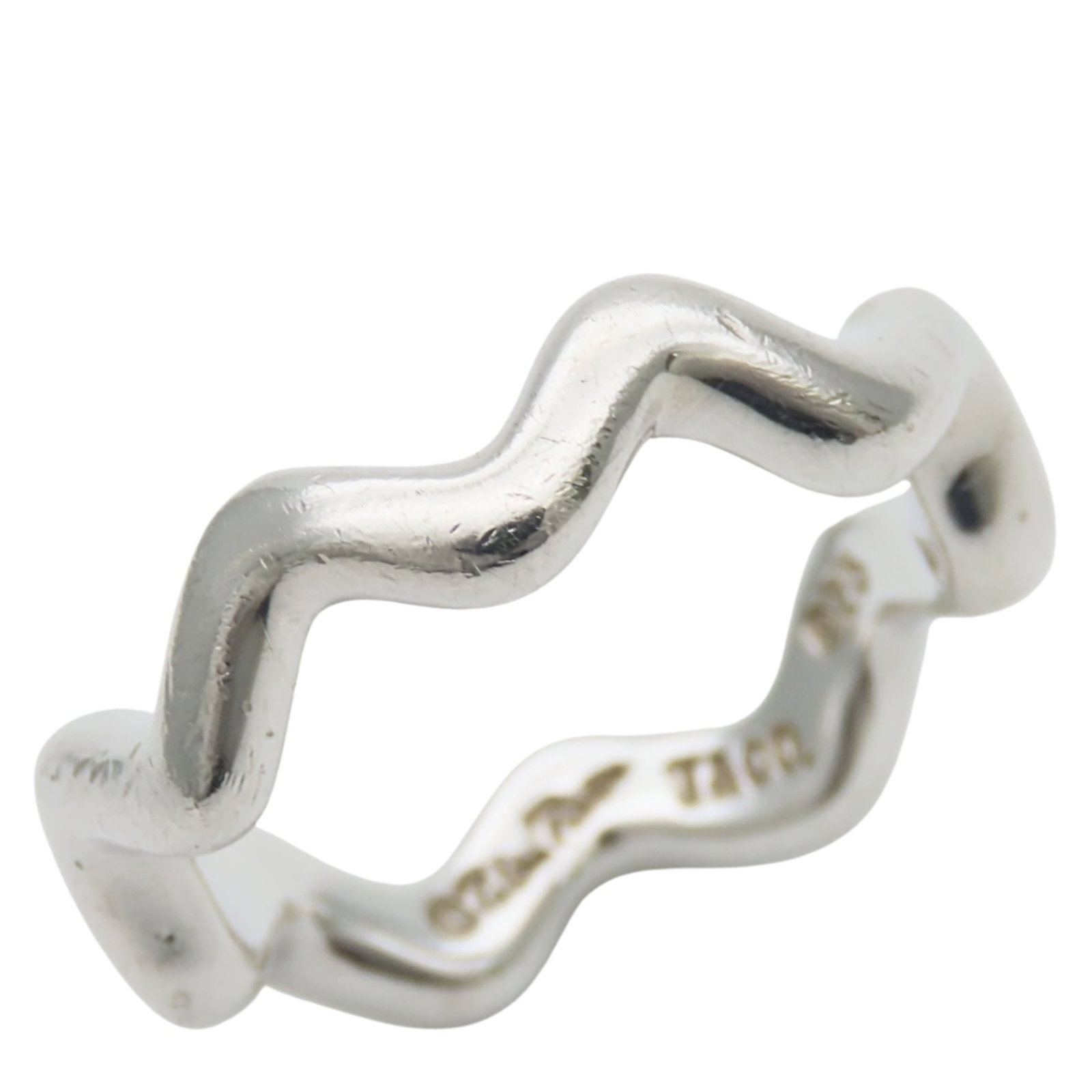TIFFANY Band Ring Silver 925: TIFFANY Band Ring Silver 925 Silver 925 band ring from Tiffany features a sleek, modern design. The ring bears visible signs of wear, including scratches and scuffs, but remains fully functional.
