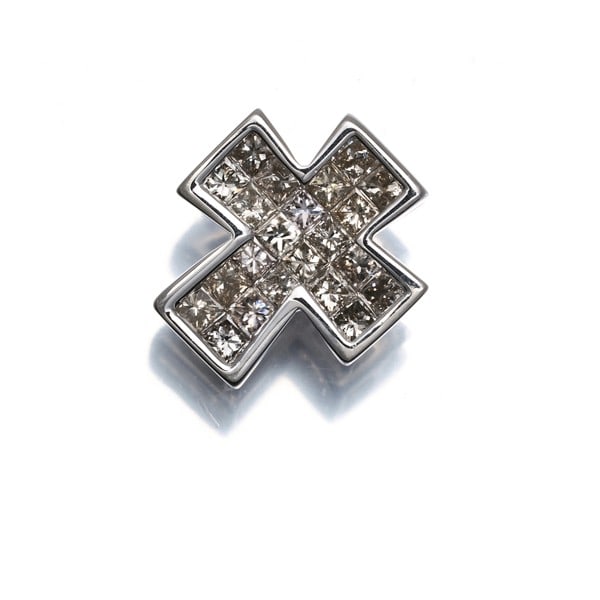 Les Essentielles Pendant Light Brown Diamond Cross 18K 750 White Gold: Les Essentielles Pendant Light Brown Diamond Cross 18K 750 White Gold Pendant light shines bright in 18k white gold, adorned with a natural brown diamond cross. The 12.3 x 11.0mm design size