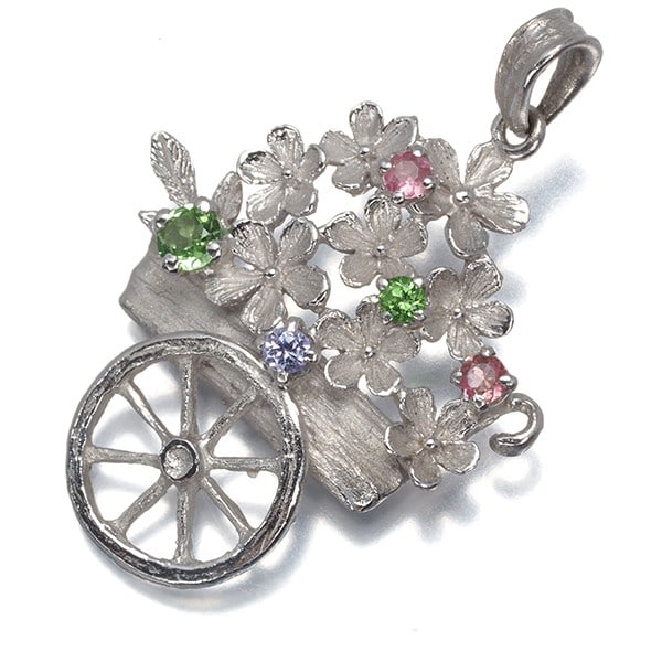 Iwakura Koji Pendant Tsavorite Tanzanite Tourmaline Flower 14K Wg/Pt 900: Iwakura Koji Pendant Tsavorite Tanzanite Tourmaline Flower 14K Wg/Pt 900 The Iwakura Koji Pendant showcases a unique combination of natural beauty, featuring a 23.5 x 21.2mm green garnet, tanzanite, a