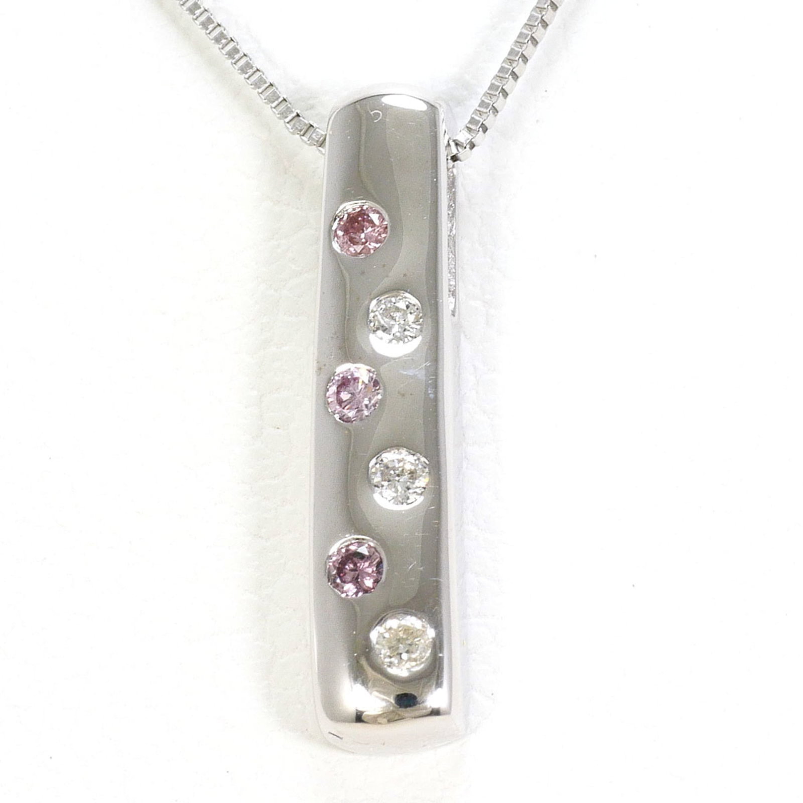 White Gold (18K): White Gold (18K) White gold (18K) necklace with a 1.9g diamond pendant, featuring a 16mm x 3mm pendant size and a 40 cm neck circumference. This necklace is made from high-quality 18K white gold and i