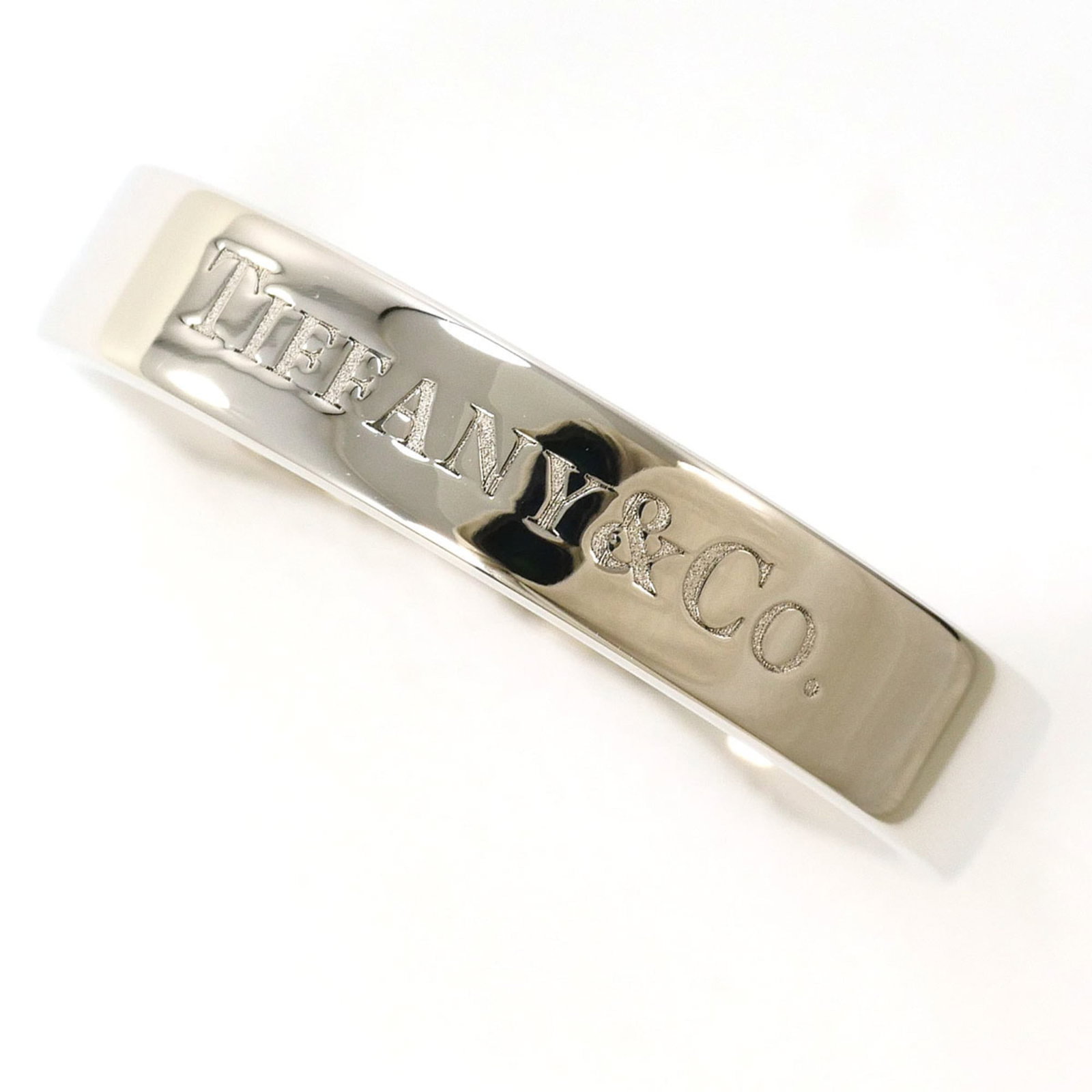 TIFFANY Band Ring Platinum 950: TIFFANY Band Ring Platinum 950 Platinum 950 Tiffany & Co. band ring in excellent condition, with only the faintest traces of wear. This like-new used ring features the iconic Tiffany brand and is