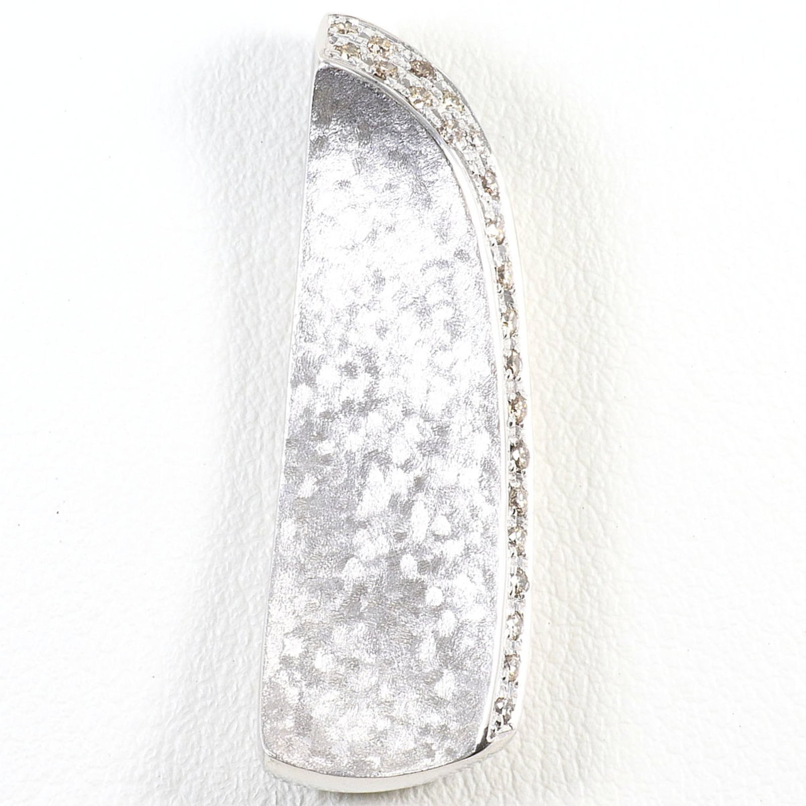 White Gold (18K): White Gold (18K) White gold (18K) pendant features a 9.5g diamond, measuring 37mm x 12mm, crafted from 18K white gold. In like new condition, this pendant boasts its original metal purity and weight,
