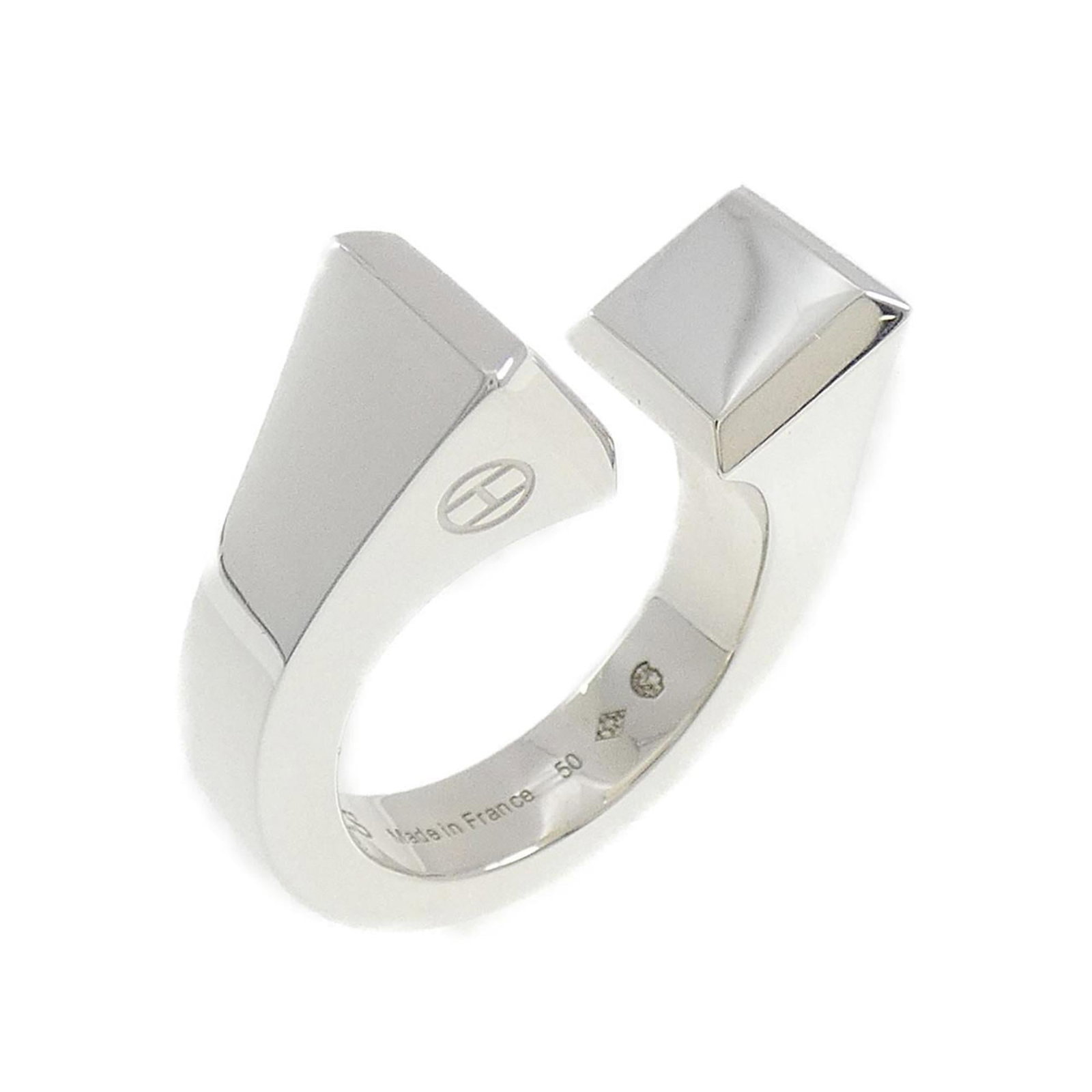 HERMES Band Ring Silver 925: HERMES Band Ring Silver 925 Silver 925 band ring from Hermes features a sleek design. Gently used with minor signs of wear, the item bears a signature. The condition is very good, with small