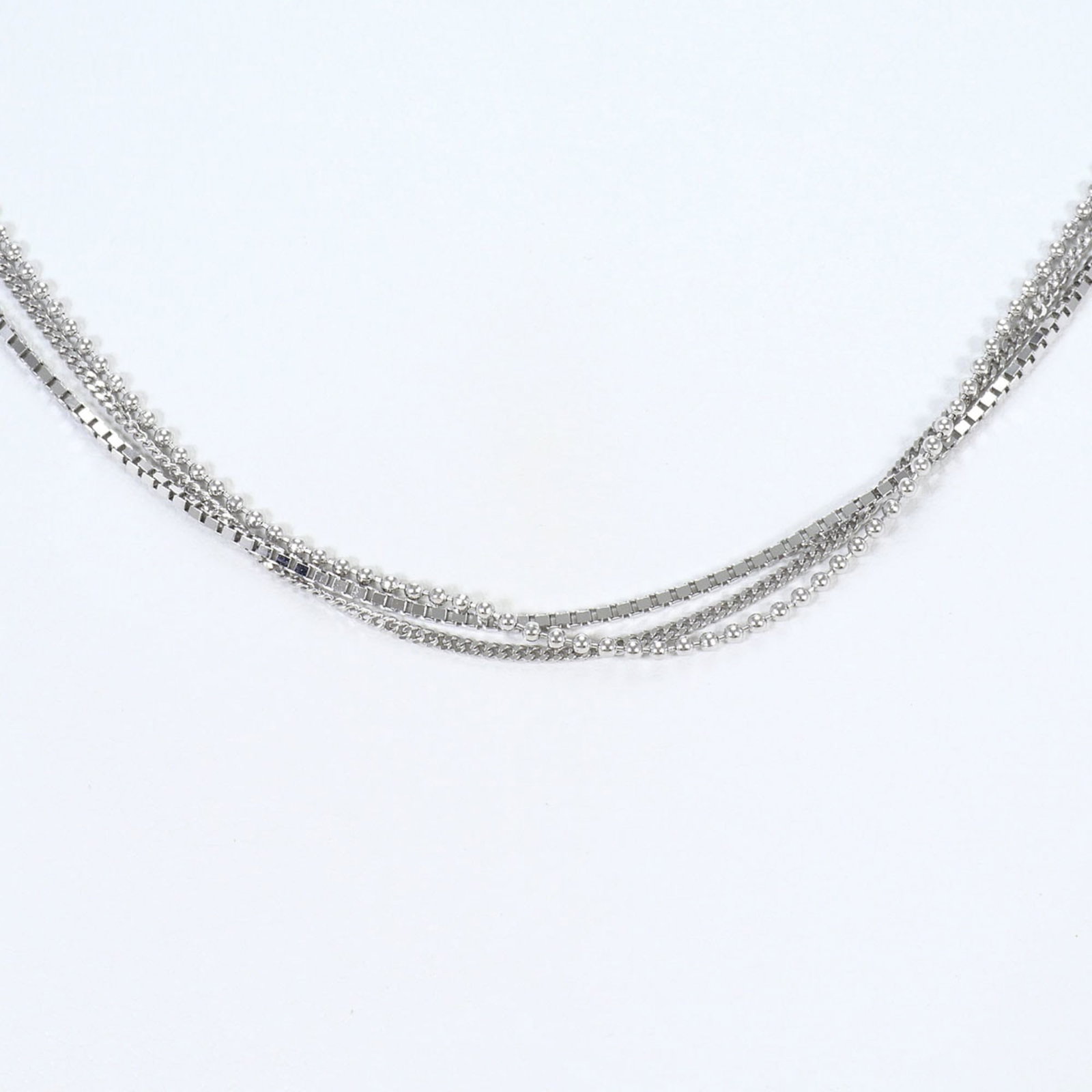 White Gold (18K): White Gold (18K) Made from 18K white gold, this necklace boasts a sleek and sophisticated design that shines with a bright white gold color. Weighing in at 9.2g, it's a delicate yet substantial piece 