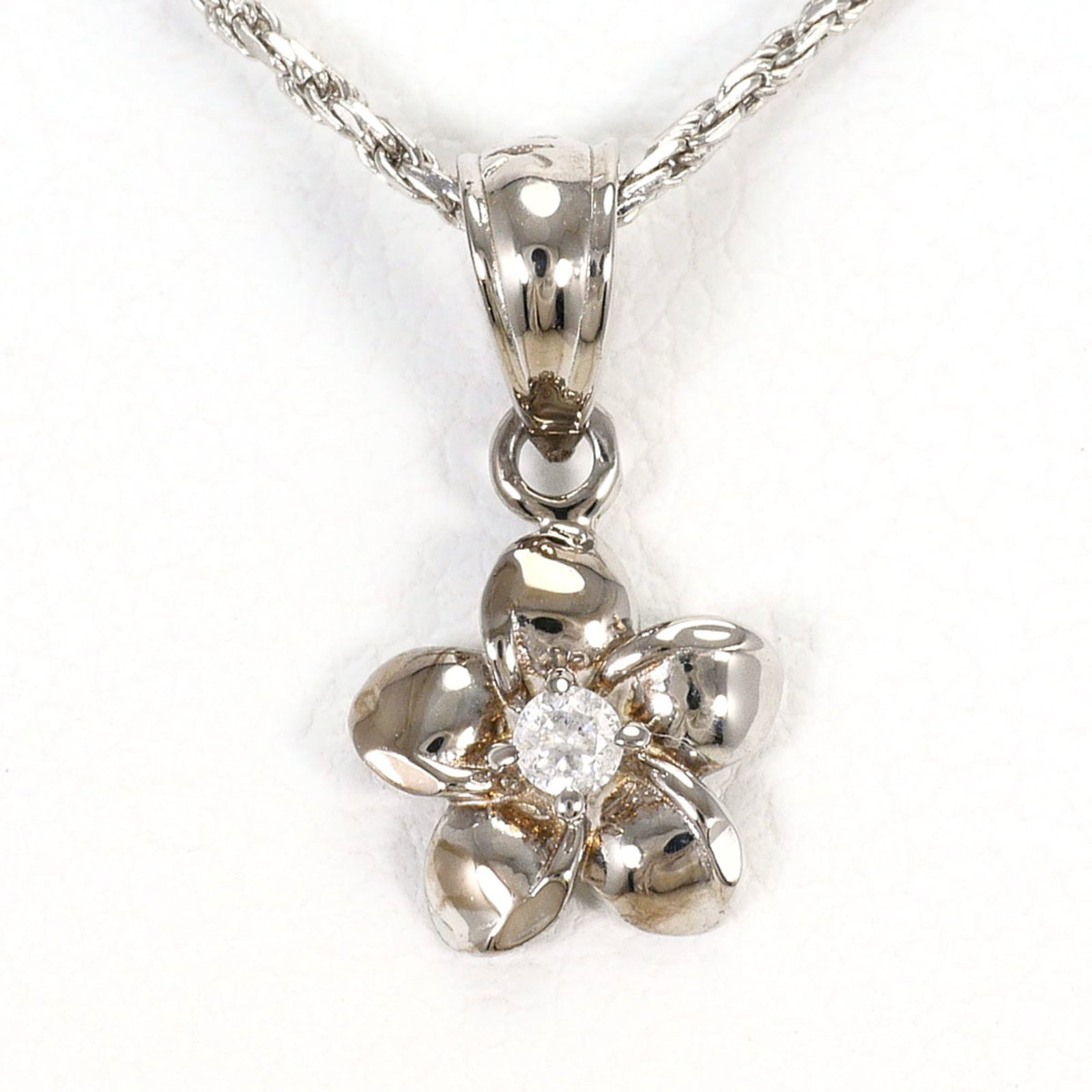 White Gold (14K): White Gold (14K) White gold (14K) necklace with a 15mm x 8mm pendant, set in a sturdy chain with a 35 cm / 13.77'' neck circumference, crafted from 14K white gold metal with a weight of 2.4g / 0.08oz.
