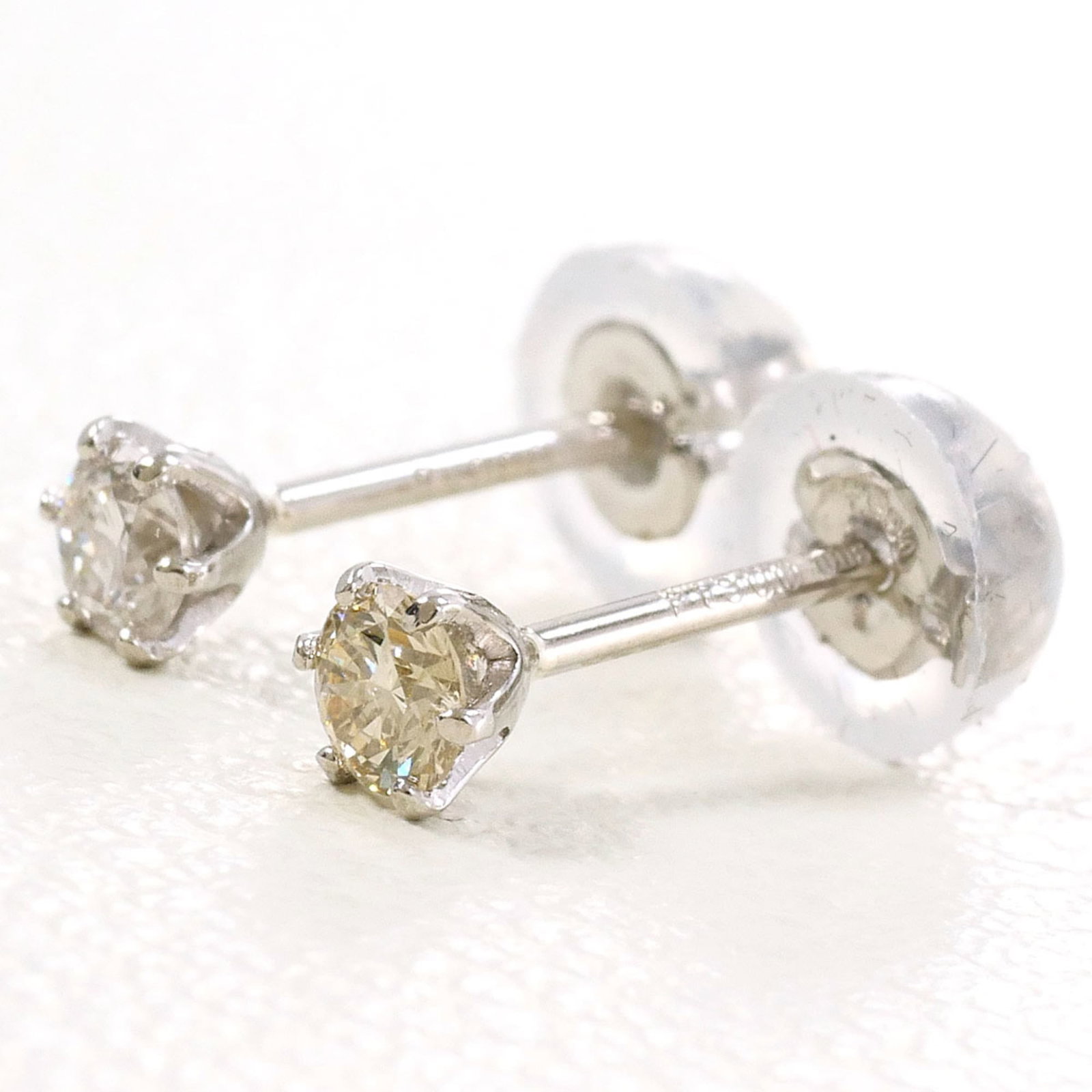 Stud Earrings Platinum 900: Stud Earrings Platinum 900 Platinum 900 stud earrings feature a 0.06 carat diamond stone, showcasing a high level of craftsmanship and attention to detail. Made from platinum 900, these earrings boast