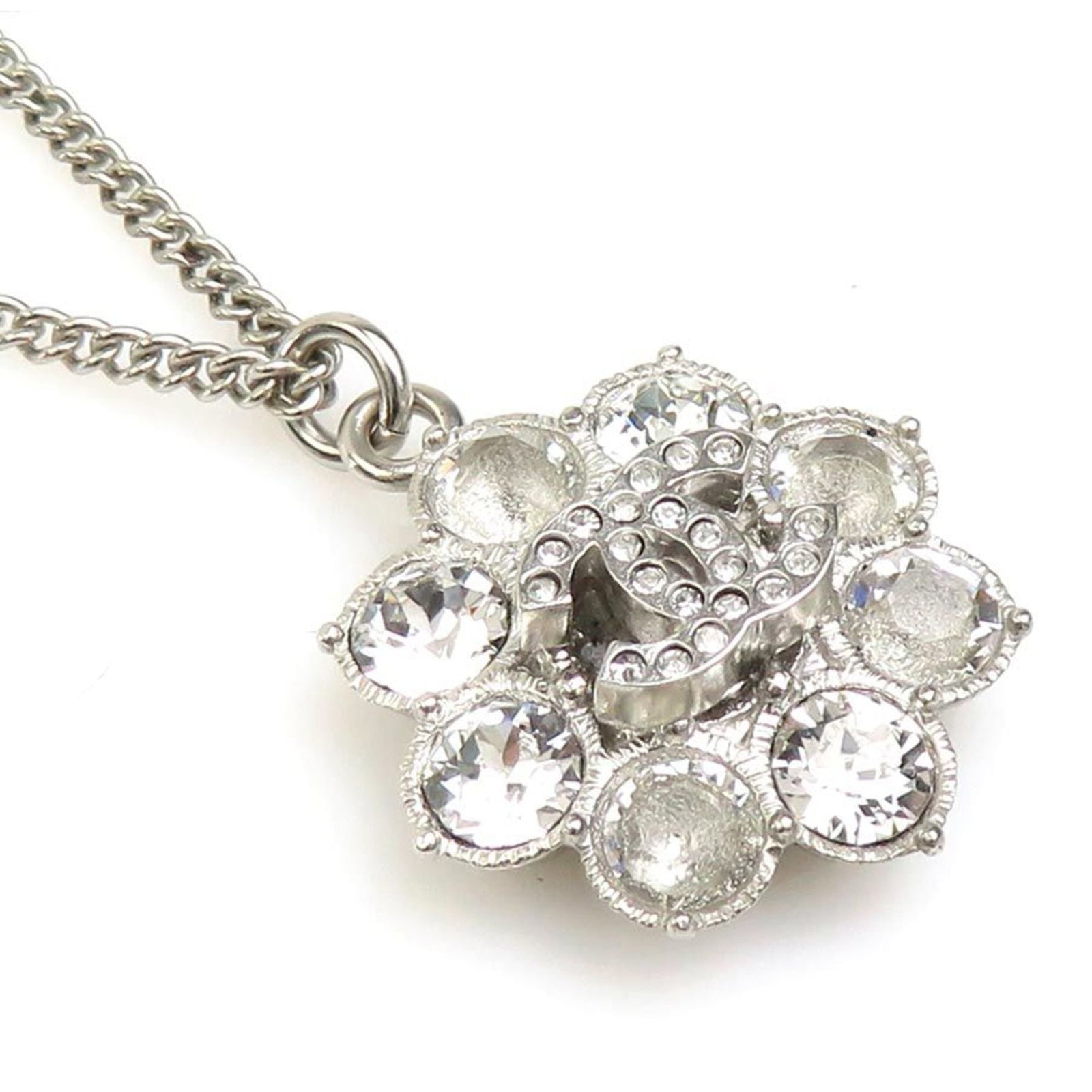CHANEL Metal Silver: CHANEL Metal Silver The CHANEL Metal Silver necklace boasts a sleek, silver metal design with a 20mm x 20mm pendant, perfectly sized to add a touch of elegance to any outfit. With a 59 cm / 23.22''