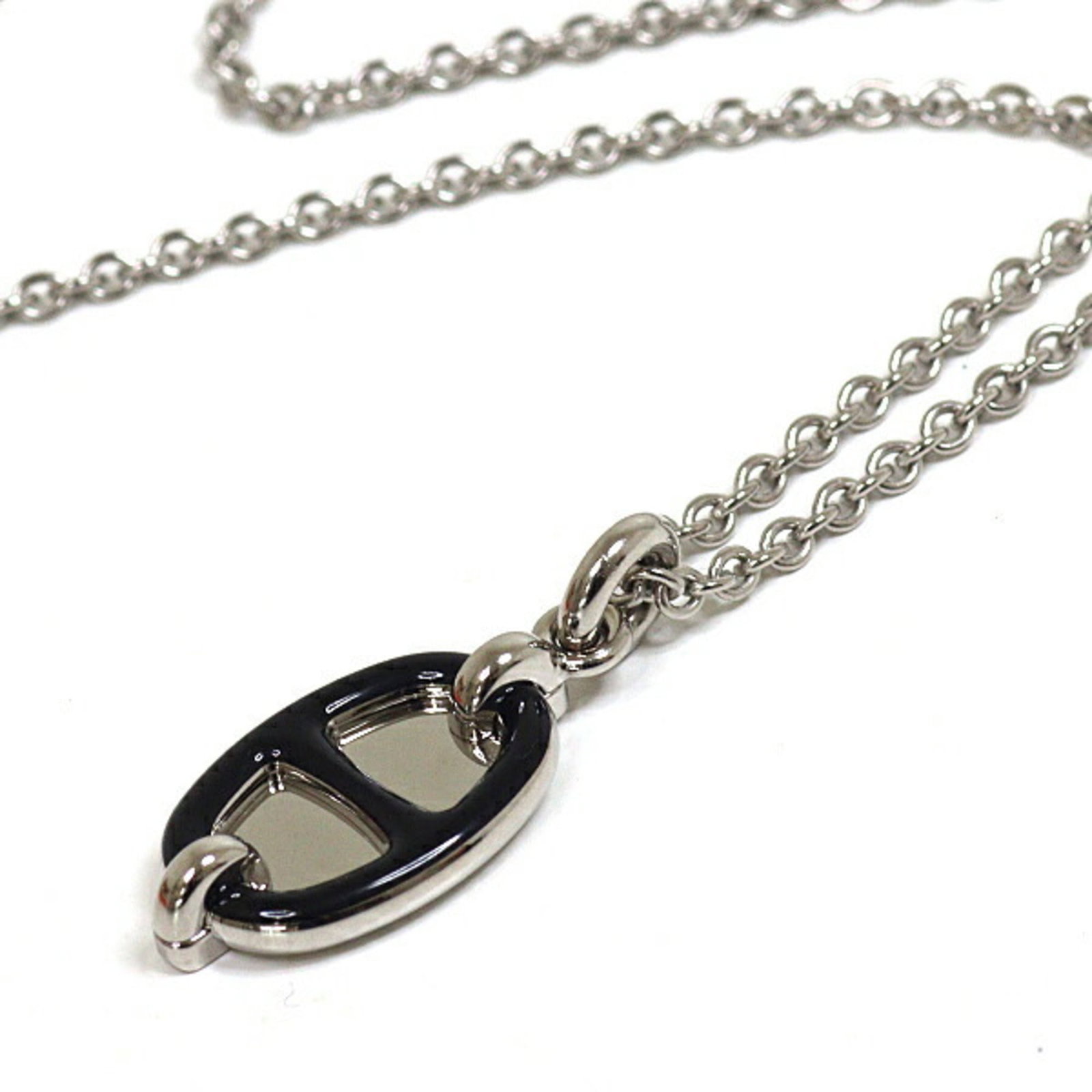 HERMES Metal Black Silver: HERMES Metal Black Silver Metallic elegance meets timeless sophistication in this Hermes Metal Black Silver necklace, crafted from high-quality metal with a sleek black and silver finish. The 20mm x