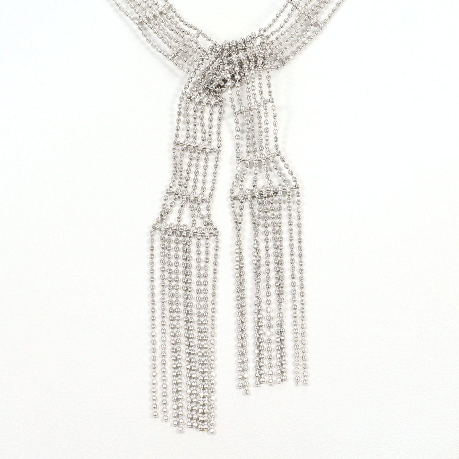 White Gold (18K): White Gold (18K) White gold (18K) necklace with a sleek design, crafted from 18K white gold metal, weighing 19.4g. This necklace boasts a 100 cm / 39.36'' neck circumference, making it a versatile acc