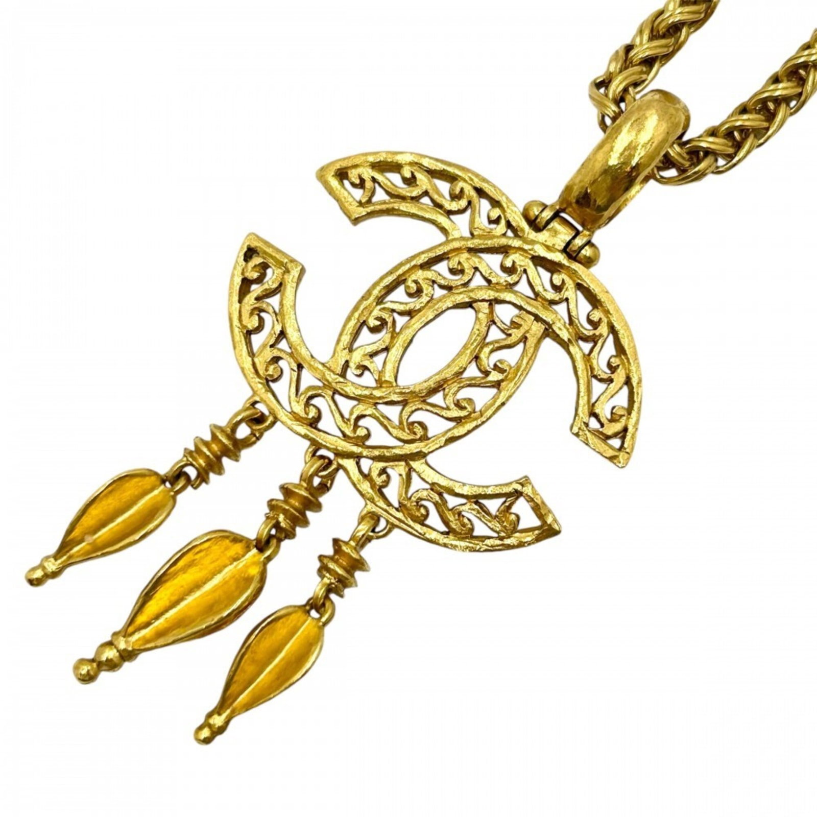 CHANEL Gold Vintage: CHANEL Gold Vintage Gold pendant from the iconic Chanel Line, bearing a signature, in Very Good condition with minor signs of wear. Measuring 70mm x 45mm, this 81.5g pendant is set against a 80.5 cm