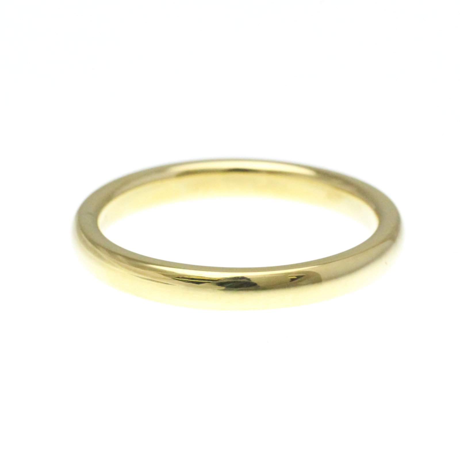 TIFFANY Band Ring Yellow Gold (18K): TIFFANY Band Ring Yellow Gold (18K) Yellow gold (18K) band ring from Tiffany, featuring a slender 2.8mm width and 4.7g weight, presented in a box with a case. This gently used band showcases minor sig