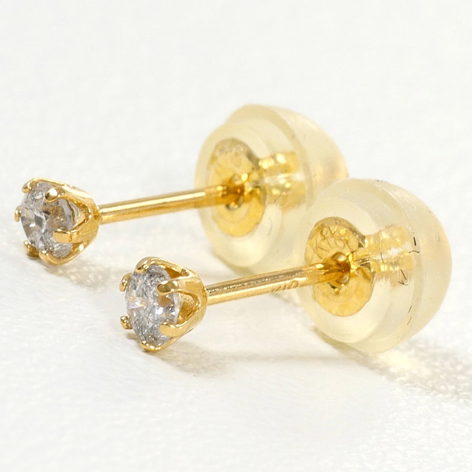 Stud Earrings Yellow Gold (18K): Stud Earrings Yellow Gold (18K) Stud earrings made from 18K yellow gold, featuring a diamond stone. Weighing 0.2g, these earrings are in like new condition, with only the faintest traces of wear.