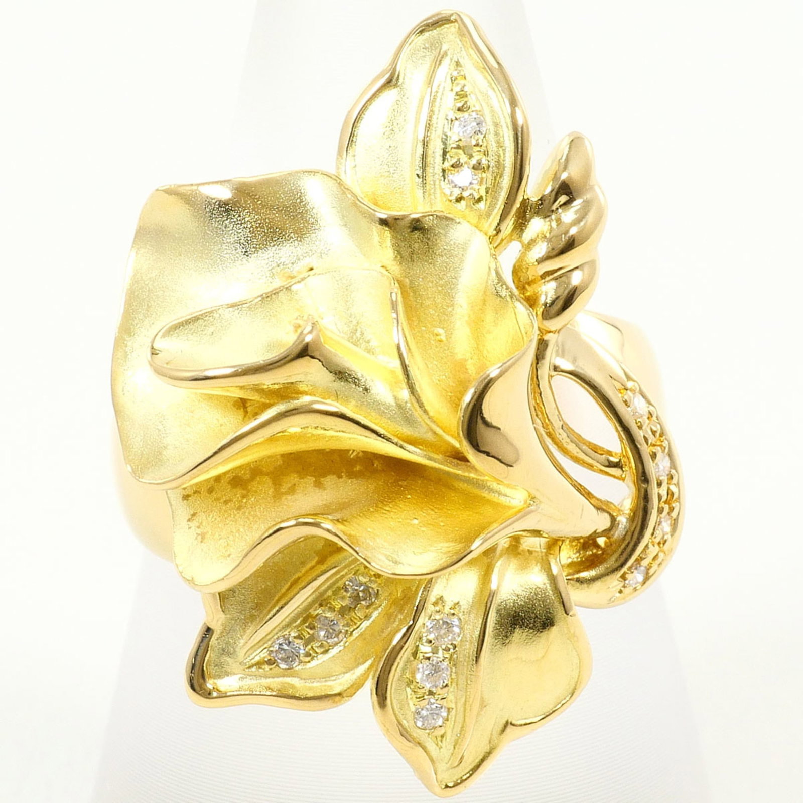 Band Ring Yellow Gold (18K): Band Ring Yellow Gold (18K) Yellow gold band ring with 0.08ct diamond, crafted from 18K gold, offering a touch of elegance and sophistication. This 6.5 US size ring boasts a 26mm width and weighs