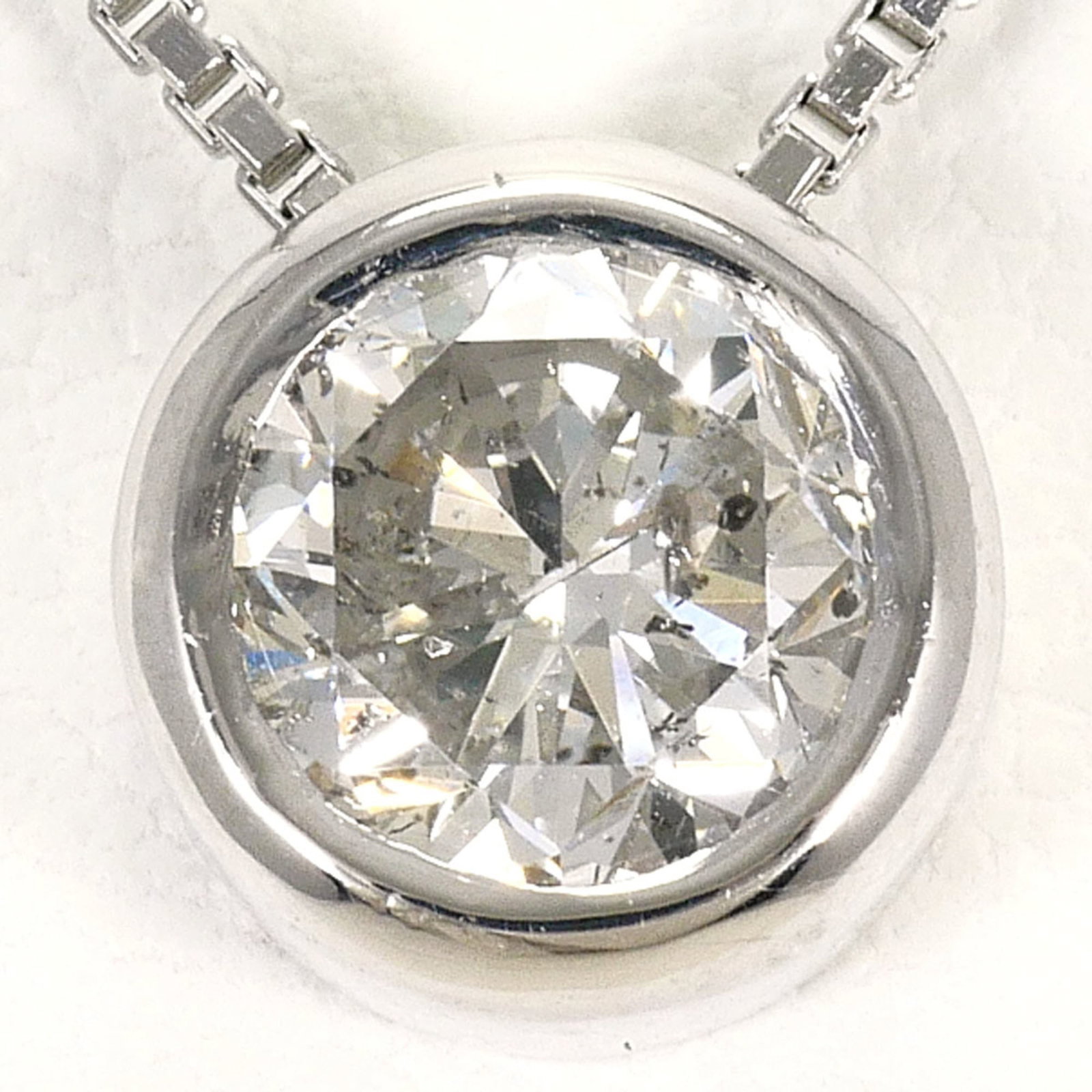 Platinum 850 Platinum 900: Platinum 850 Platinum 900 Platinum 850 and 900 are high-quality materials used in this necklace. The necklace features a diamond pendant weighing 4.2g, set in a platinum 850 and 900 frame, with a 40 c