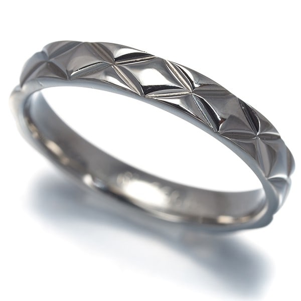 Chanel Ring Matelasse Medium Eu57 950 Platinum: Chanel Ring Matelasse Medium Eu57 950 Platinum Platinum ring with a Matelasse design, weighing 5.7g, features a 950 platinum base metal and a ring size of EU57. This medium ring is crafted from
