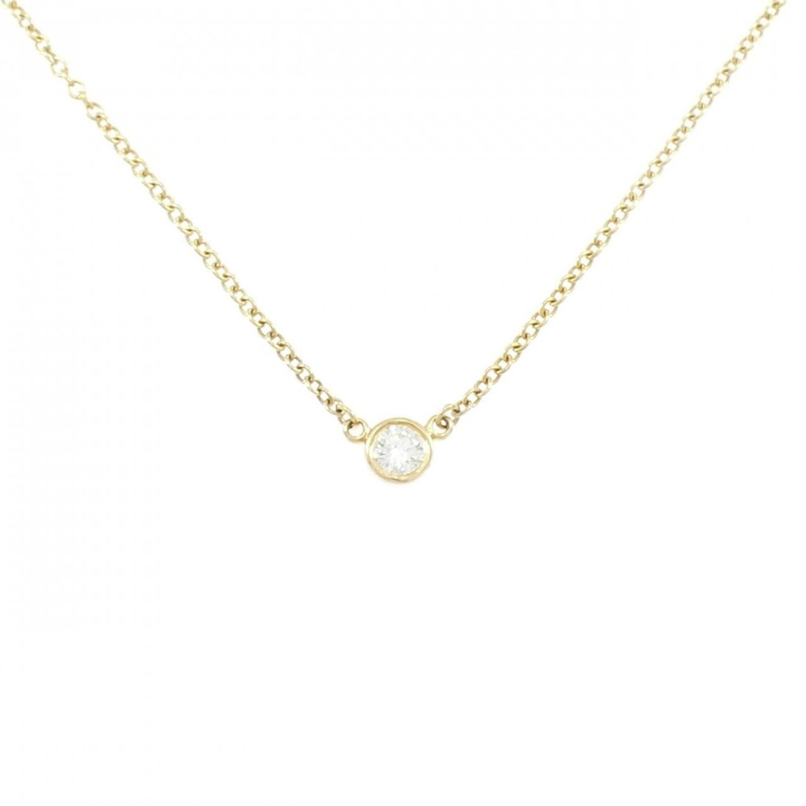 TIFFANY Yellow Gold (18K): TIFFANY Yellow Gold (18K) Yellow gold (18K) Tiffany necklace with a 3.9mm diamond pendant, set against a 40 cm chain, offering a touch of elegance and sophistication. The necklace bears minor signs of