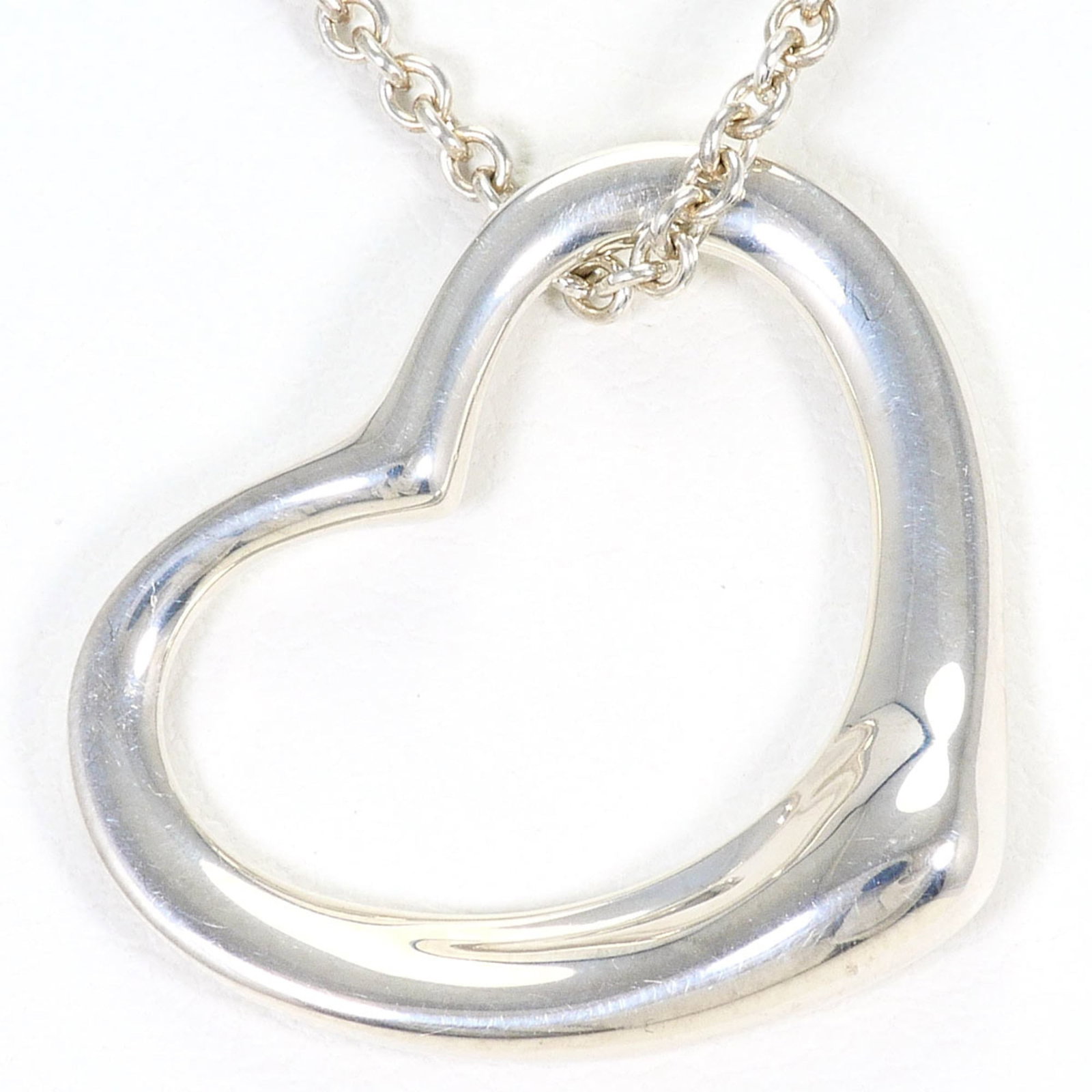 TIFFANY Silver 925: TIFFANY Silver 925 Silver 925 pendant features an 18mm x 22mm open heart design, suspended from a 40 cm chain. Made from high-quality silver, this necklace weighs 5.2g and is in like new condition, wi