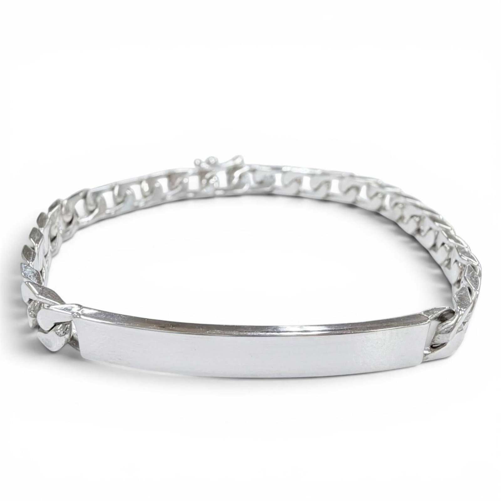 TIFFANY Charm Bracelet Silver 925: TIFFANY Charm Bracelet Silver 925 Silver 925 charm bracelet from Tiffany, featuring a delicate and elegant design. Gently used with minor signs of wear, this charm bracelet is in very good condition, 