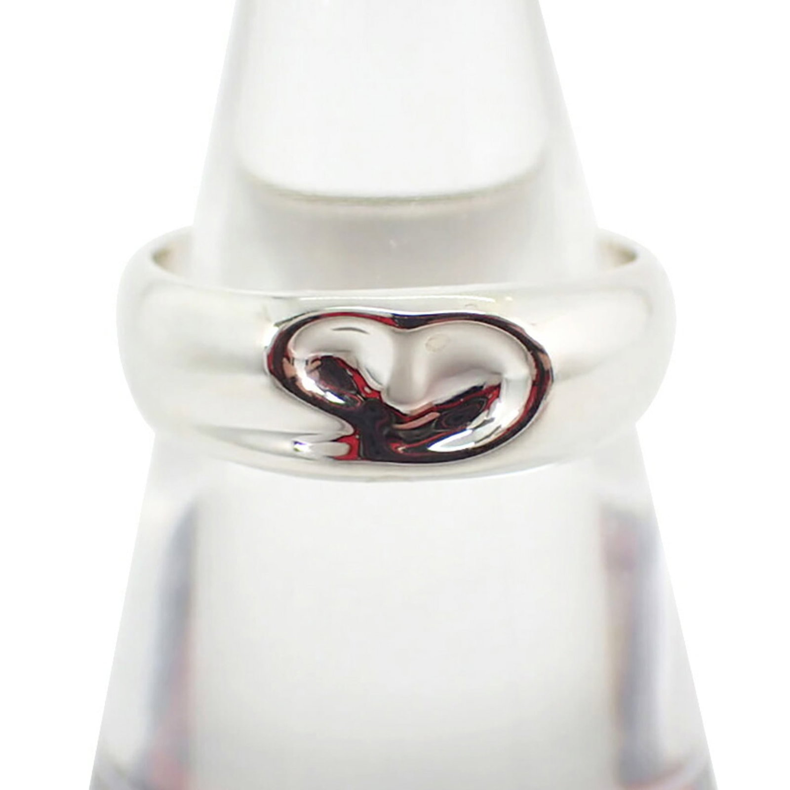 TIFFANY Band Ring Sterling Silver 925: TIFFANY Band Ring Sterling Silver 925 Sterling silver 925 band ring from Tiffany, a classic design with a timeless appeal. The ring features a subtle band with a small scratch or light mark, but overa